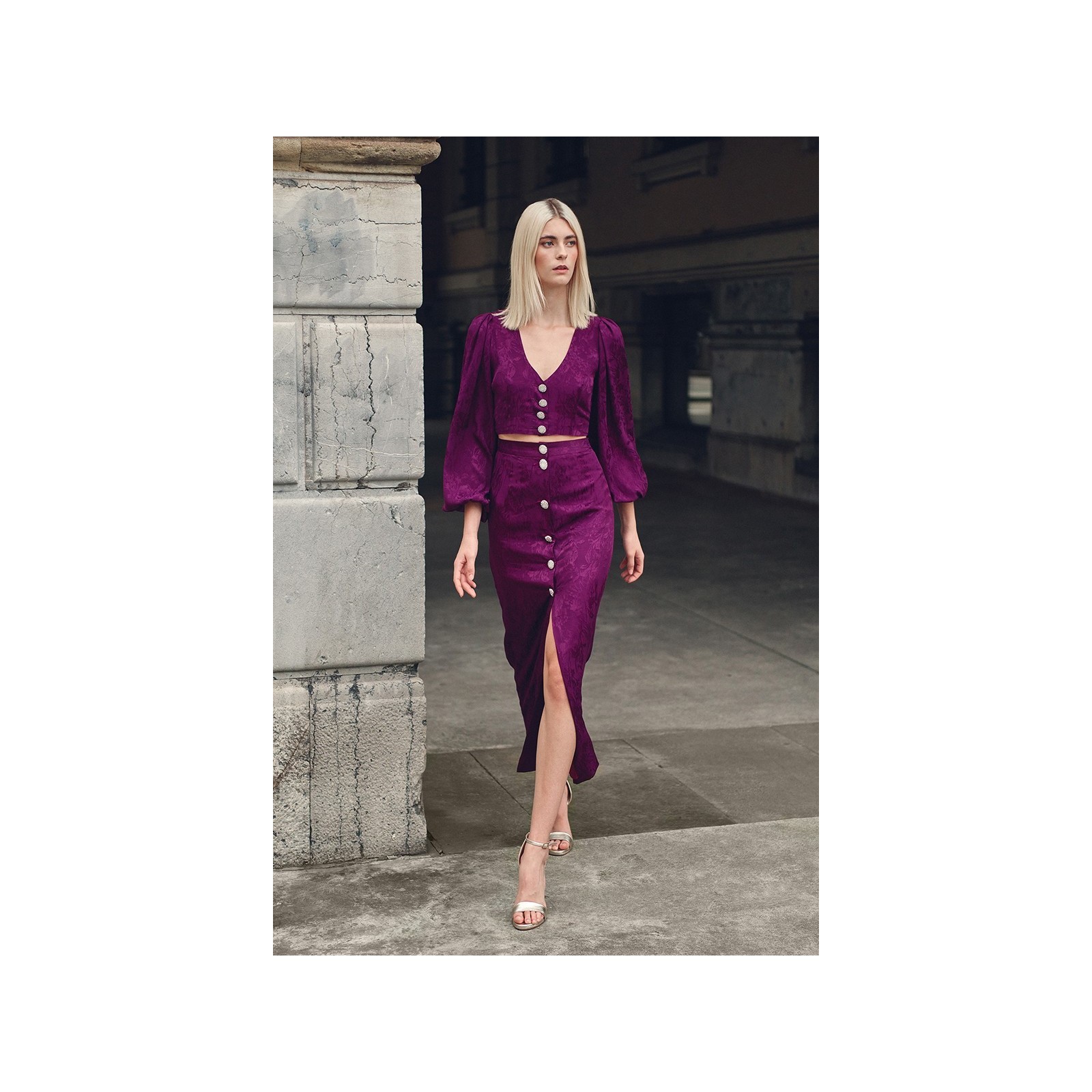 Falda midi morada con botones joya para invitada invierno