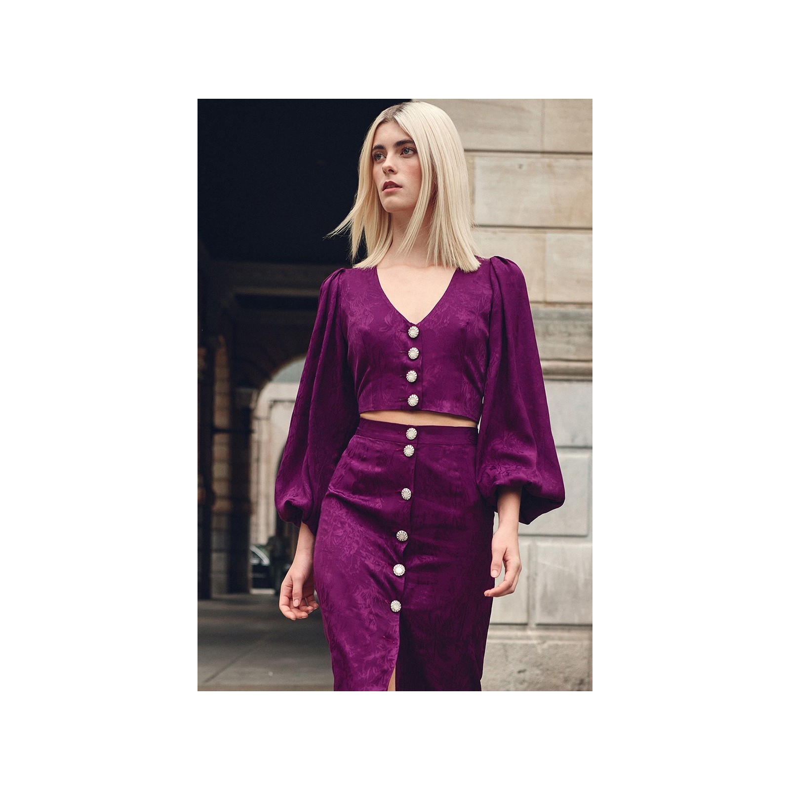 top morado con escote en pico boton joya y manga ablusonada