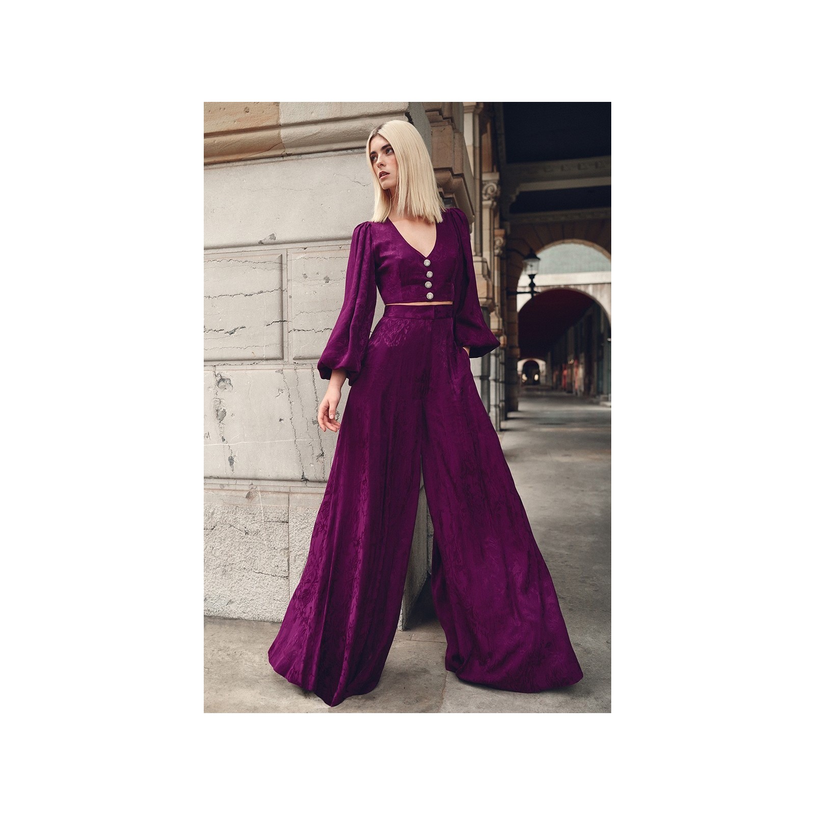 top morado con escote en pico boton joya y manga ablusonada