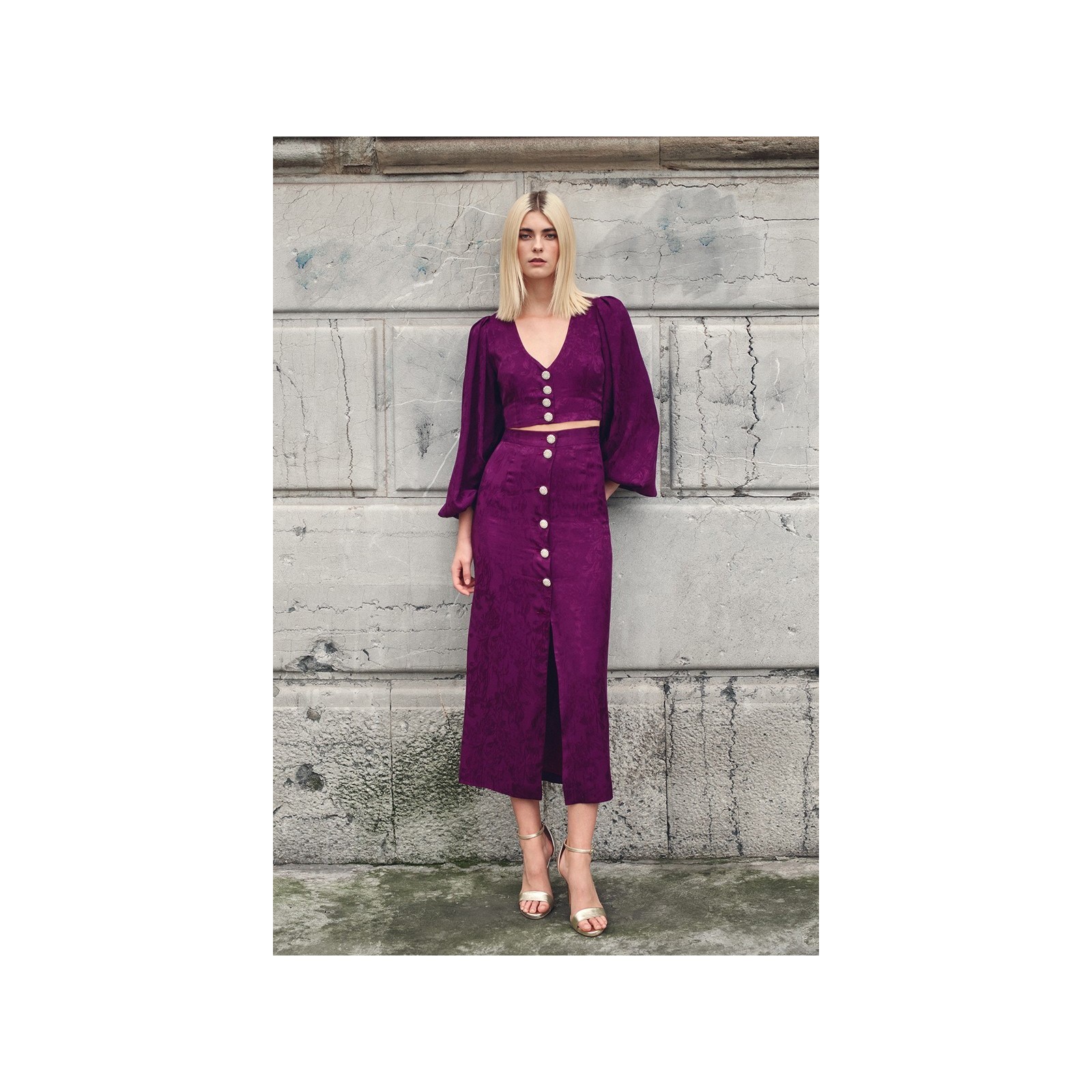 top morado con escote en pico boton joya y manga ablusonada