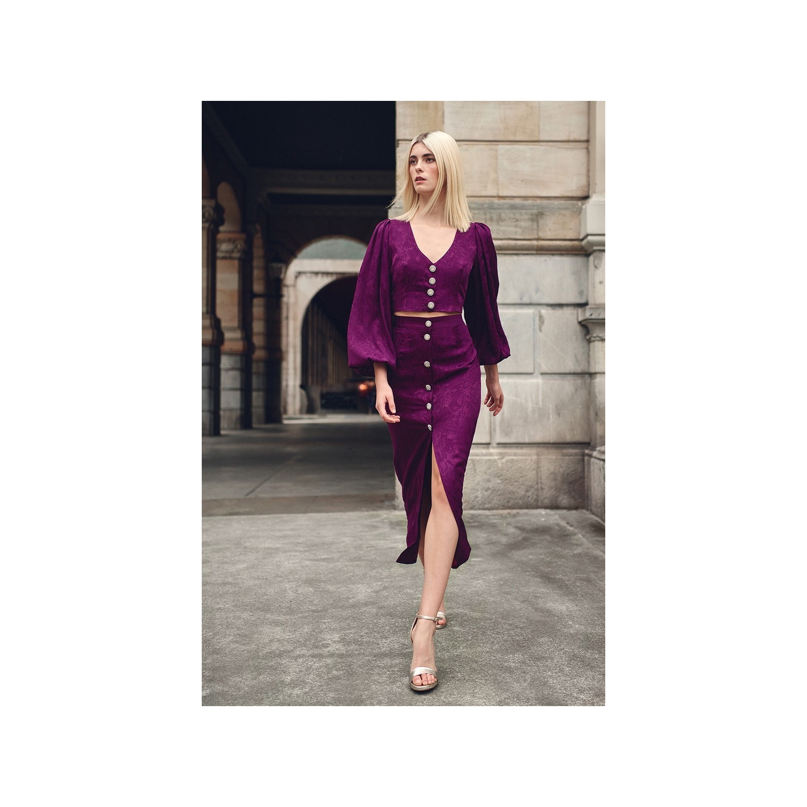 top morado con escote en pico boton joya y manga ablusonada