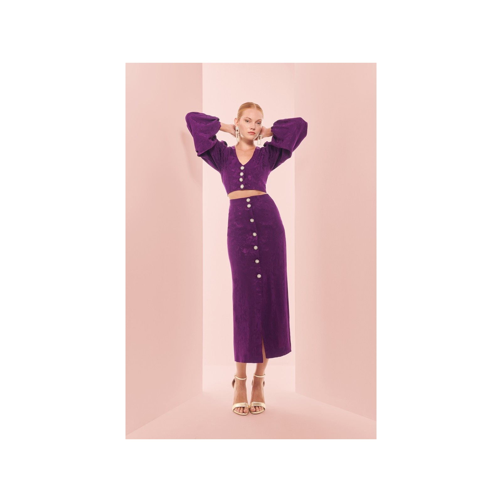 top morado con escote en pico boton joya y manga ablusonada