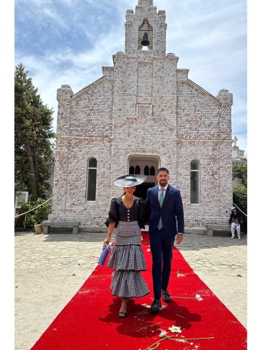 Falda midi cuadro vichy volantes blanco y negro