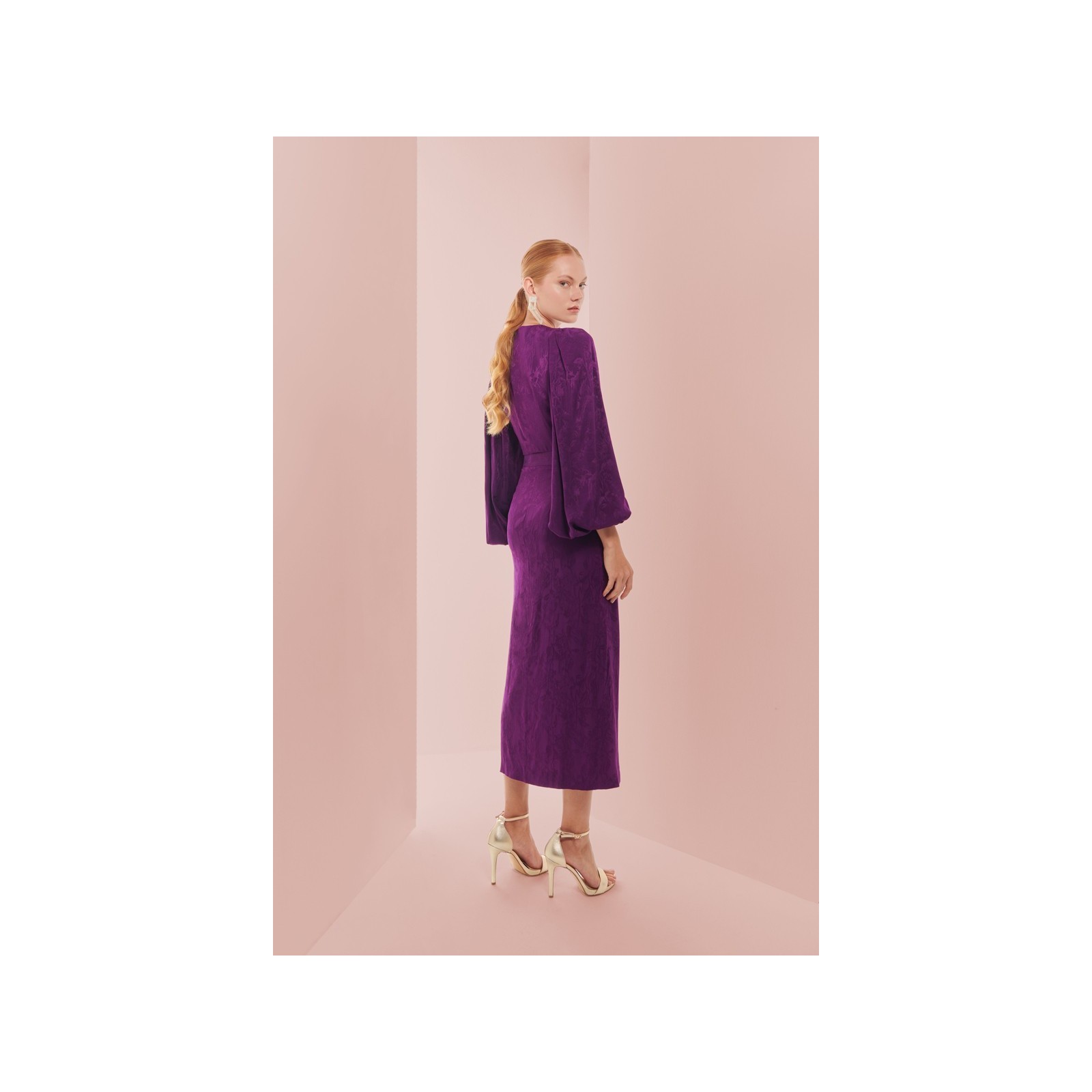 top morado con escote en pico boton joya y manga ablusonada
