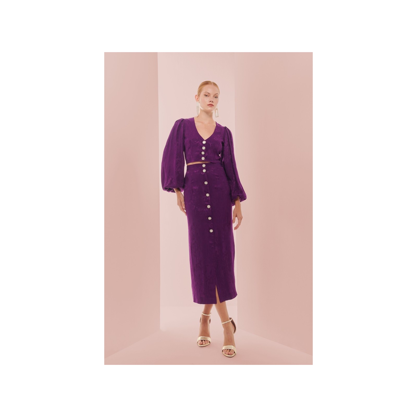 top morado con escote en pico boton joya y manga ablusonada