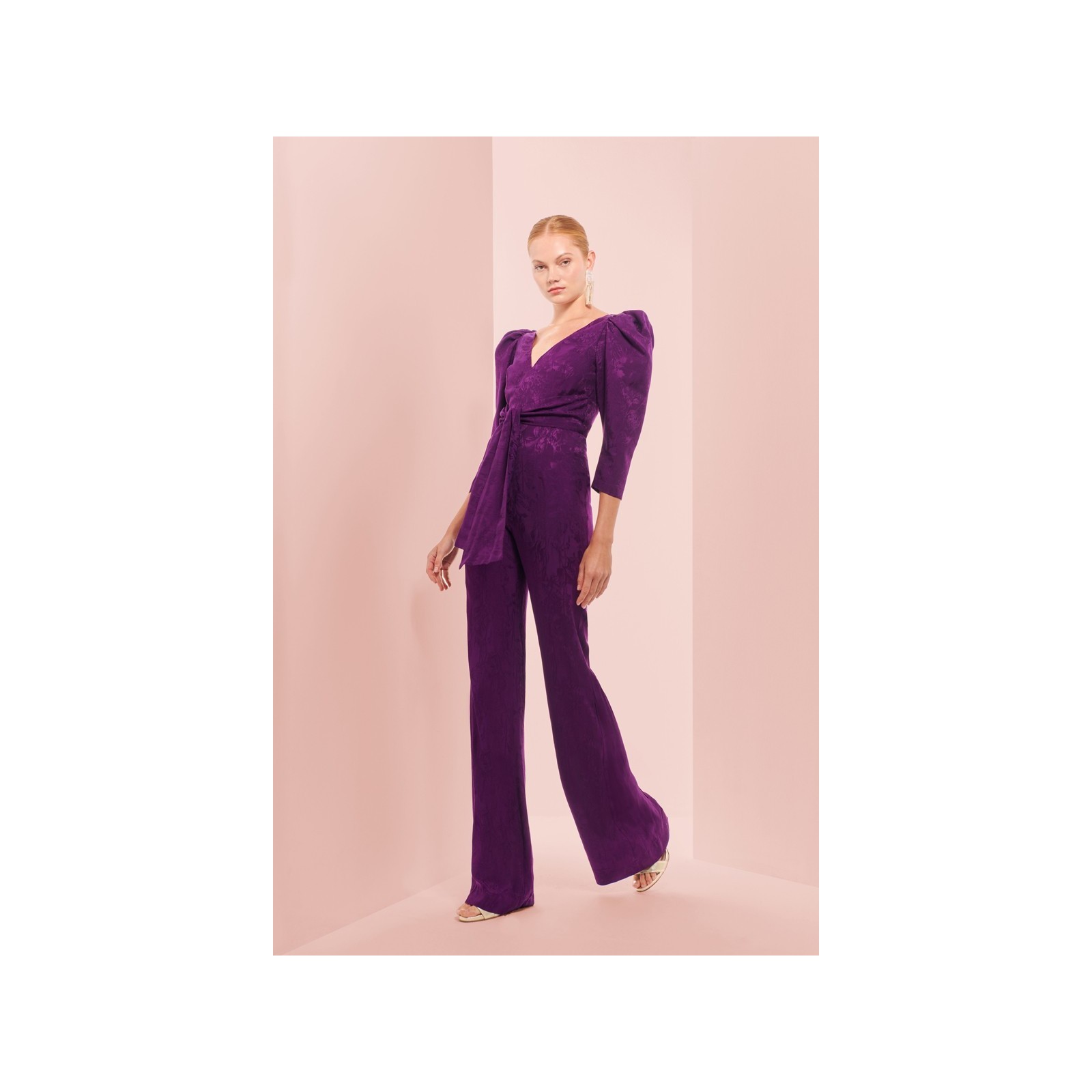 Mono de fiesta morado con manga abullonada y lazada para invitadas