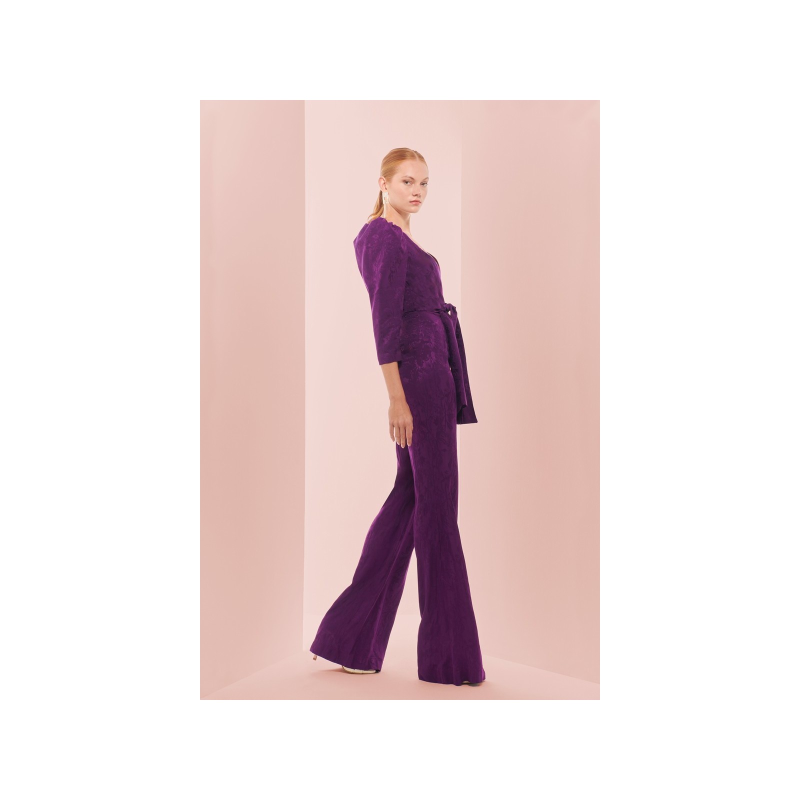 Mono de fiesta morado con manga abullonada y lazada para invitadas