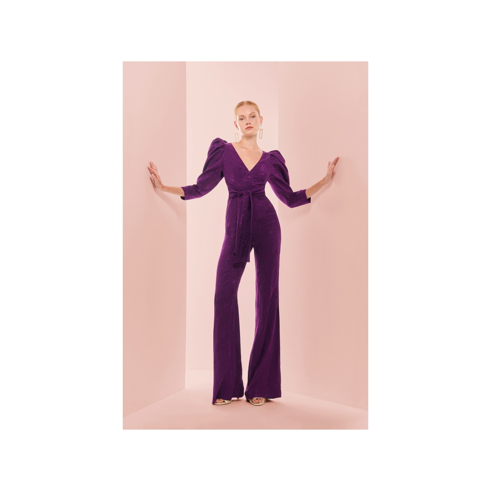 Mono de fiesta morado con manga abullonada y lazada para invitadas