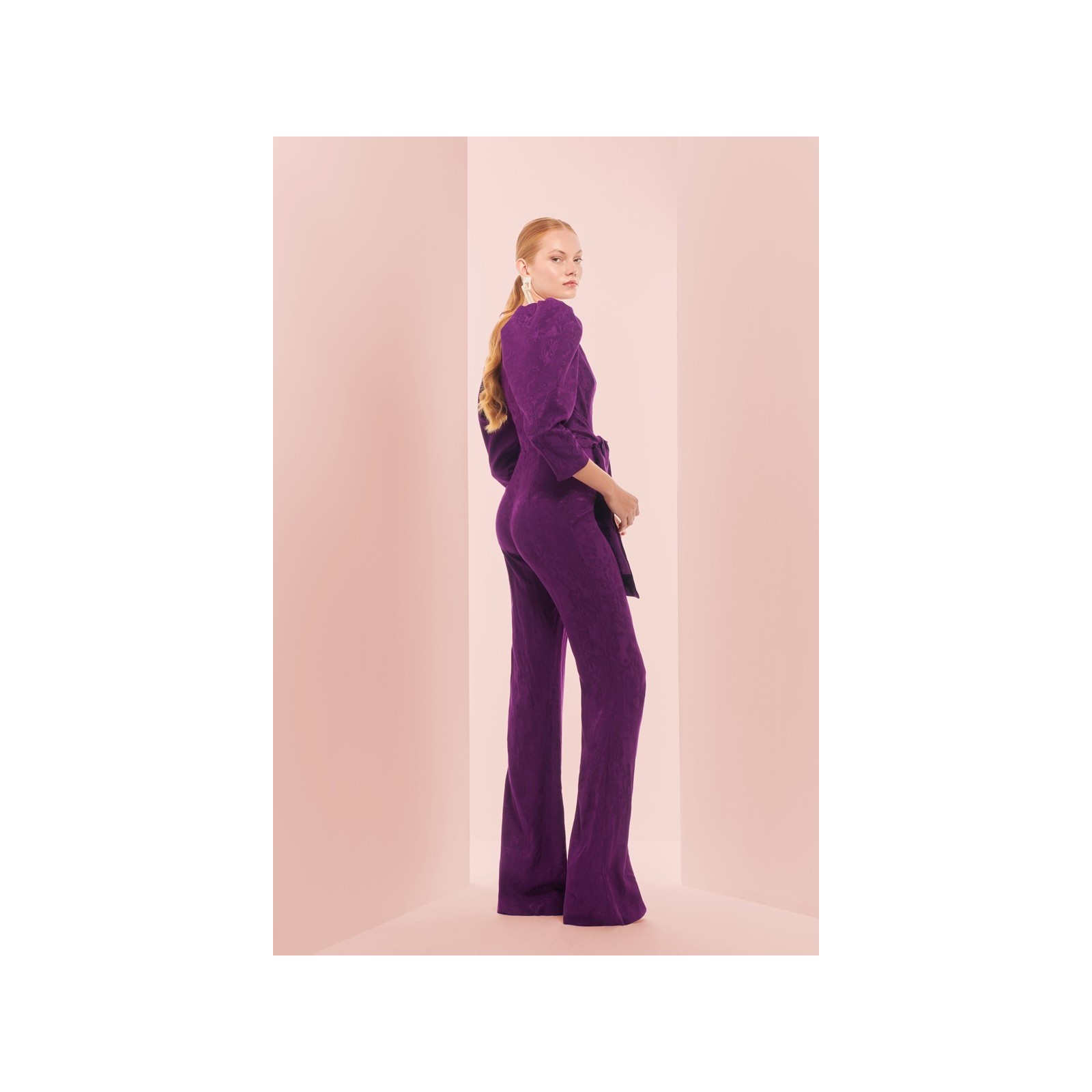 Mono de fiesta morado con manga abullonada y lazada para invitadas
