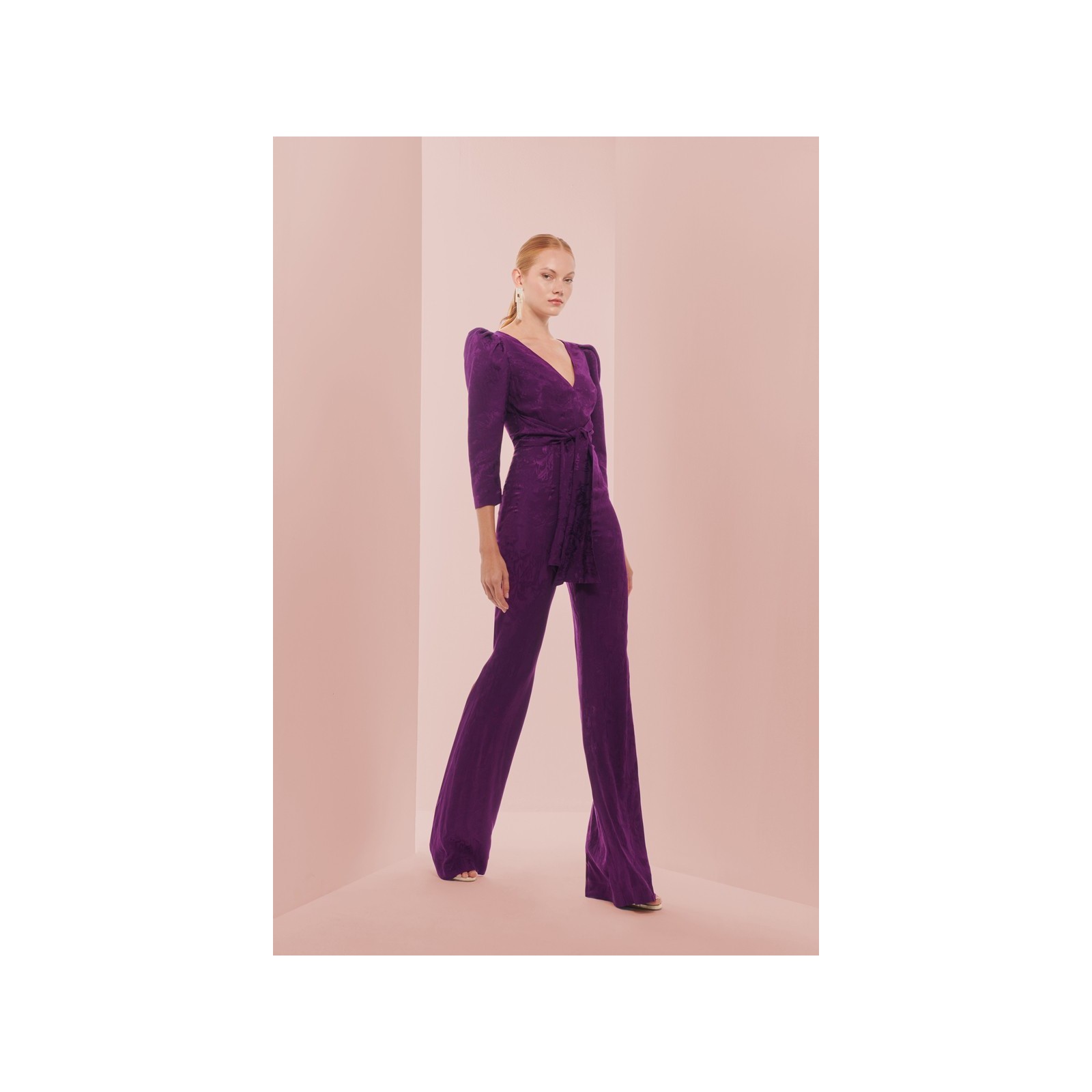 Mono de fiesta morado con manga abullonada y lazada para invitadas