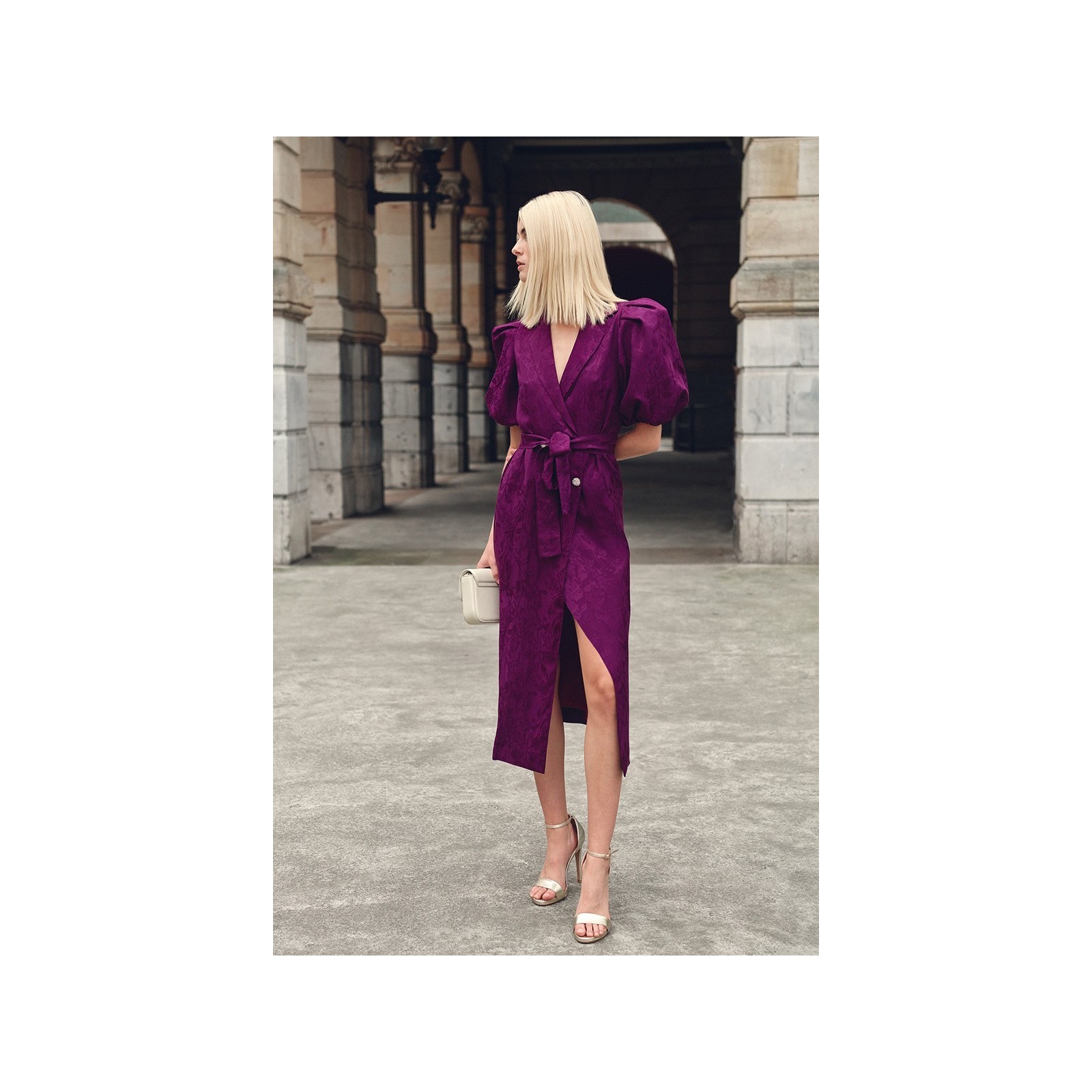 Vestido midi con mangas abullonadas rosa tornasolado y solapa negra