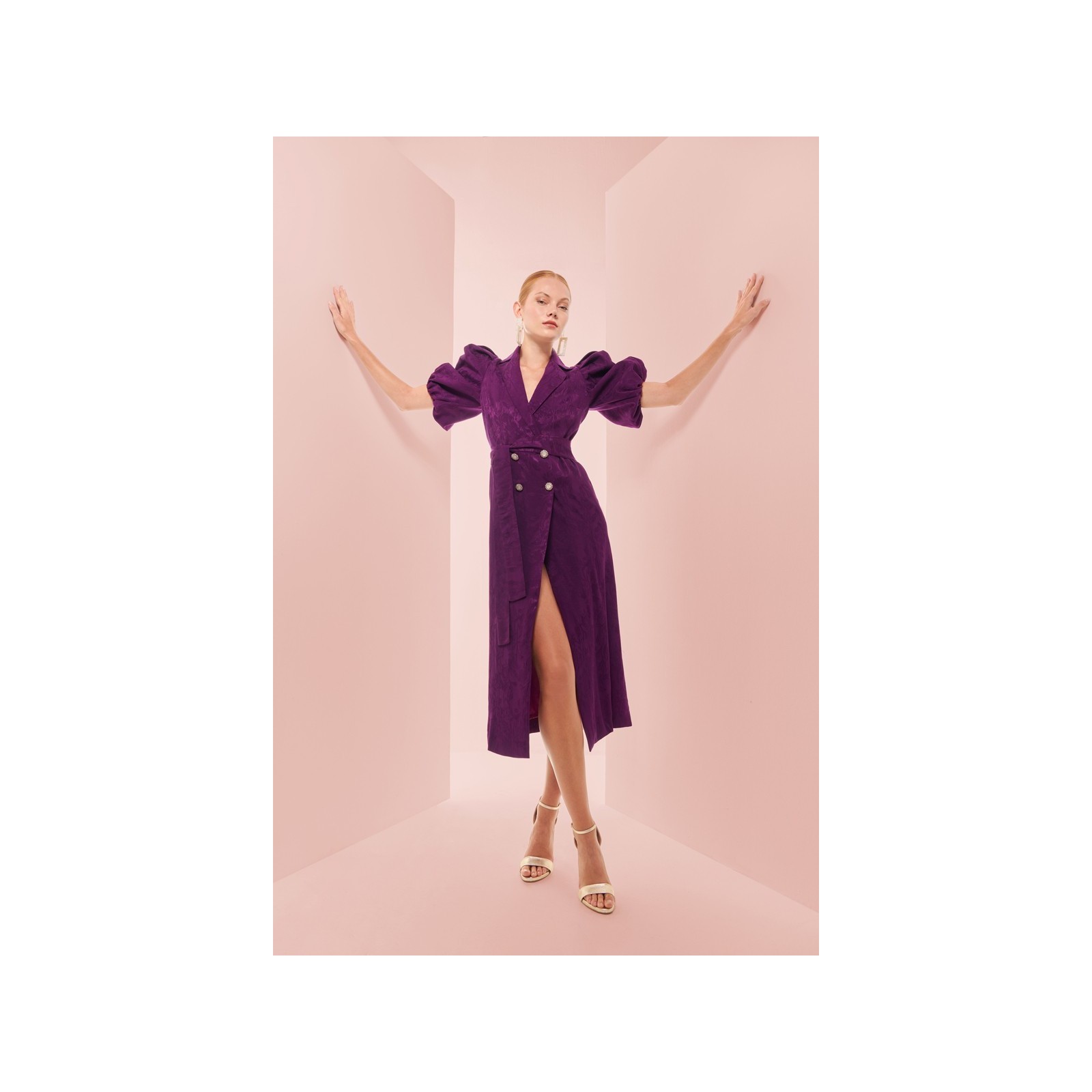 Vestido midi con mangas abullonadas rosa tornasolado y solapa negra