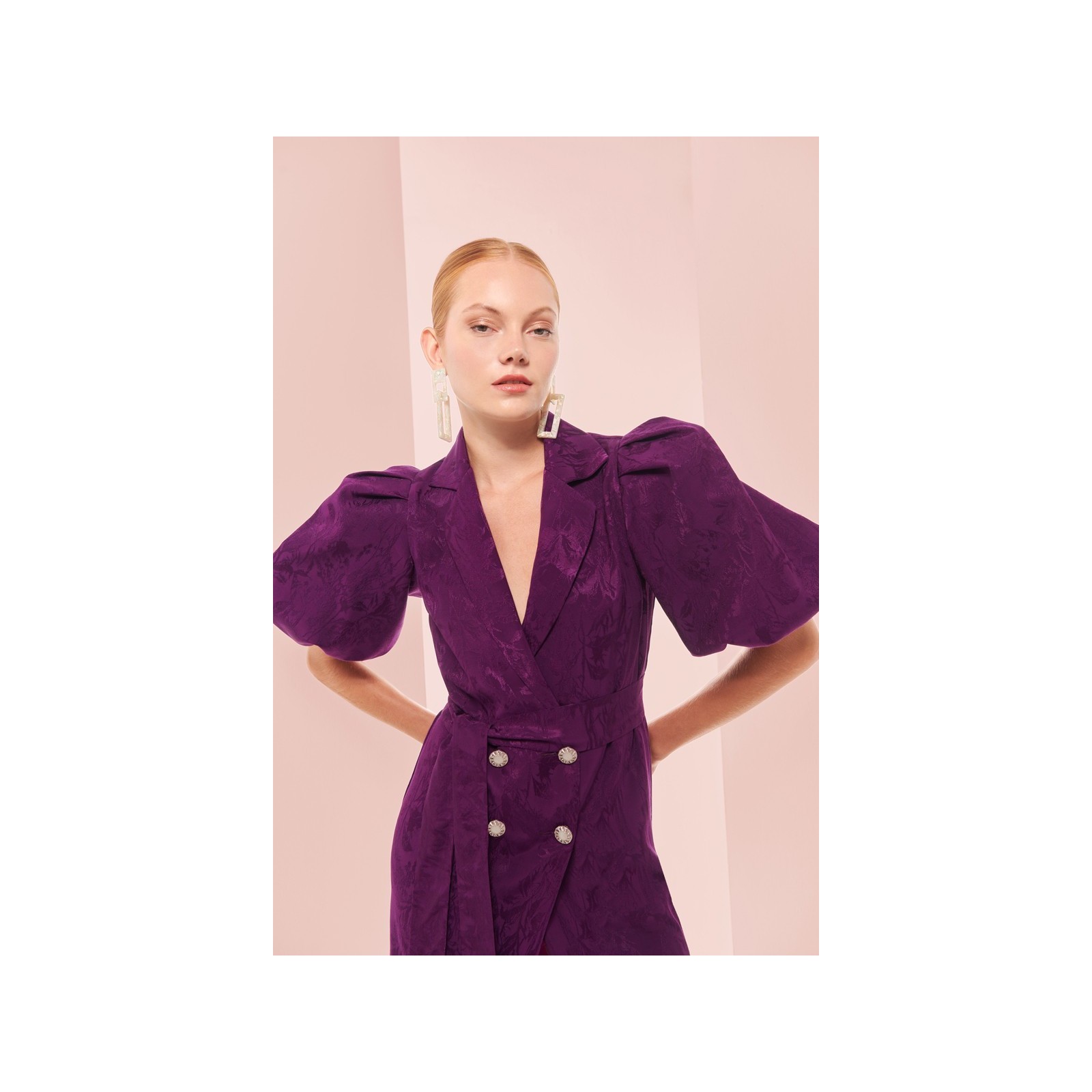 Vestido midi con mangas abullonadas rosa tornasolado y solapa negra