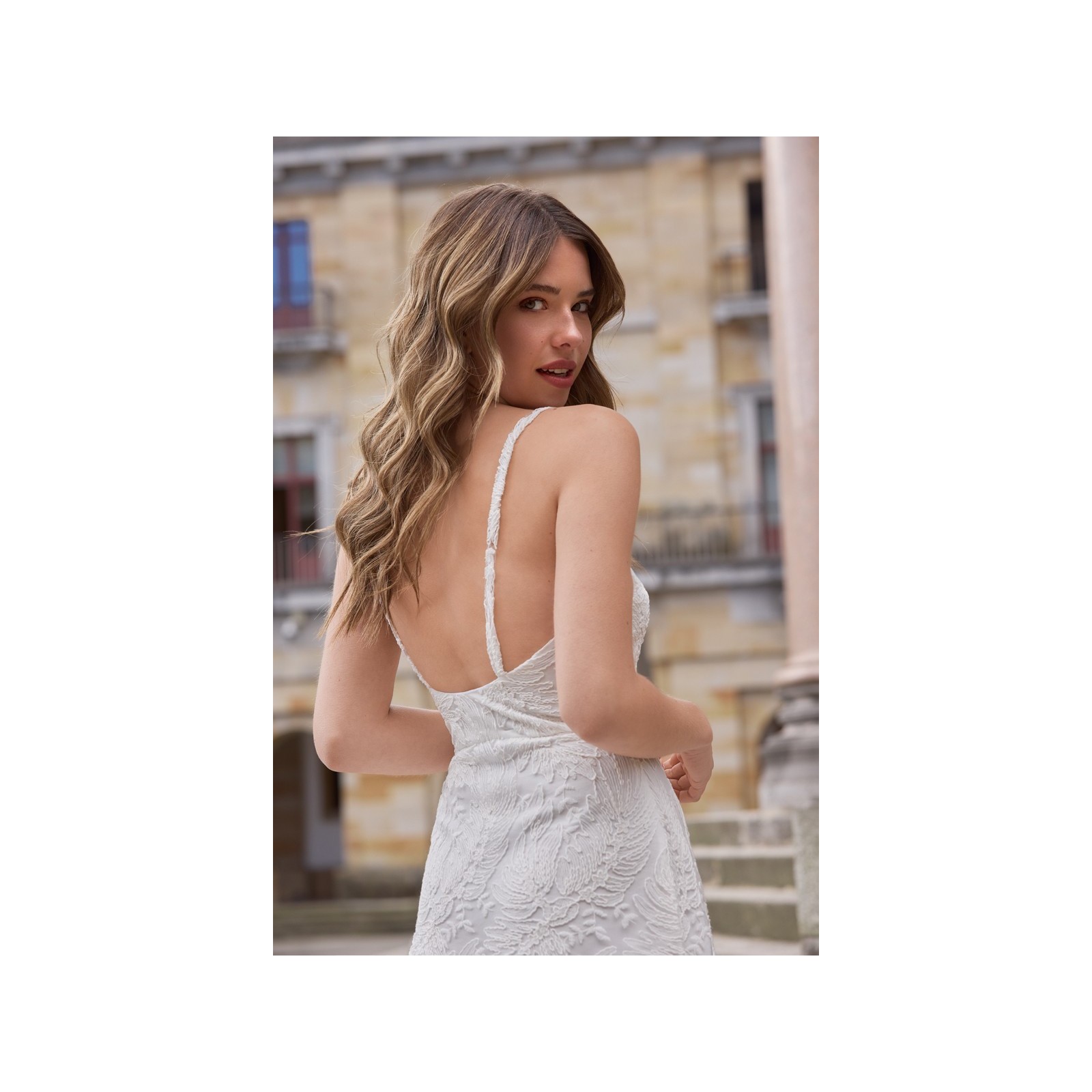 Vestido escote V estilo lencero tul bordado