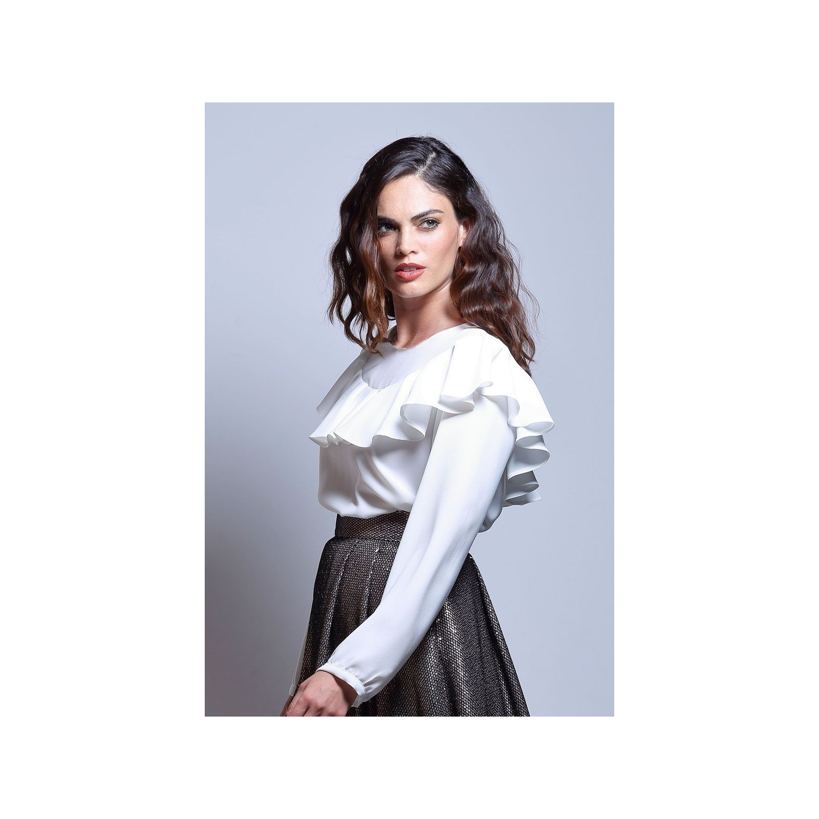comprar online blusa blanca de vestir con volante para fiesta