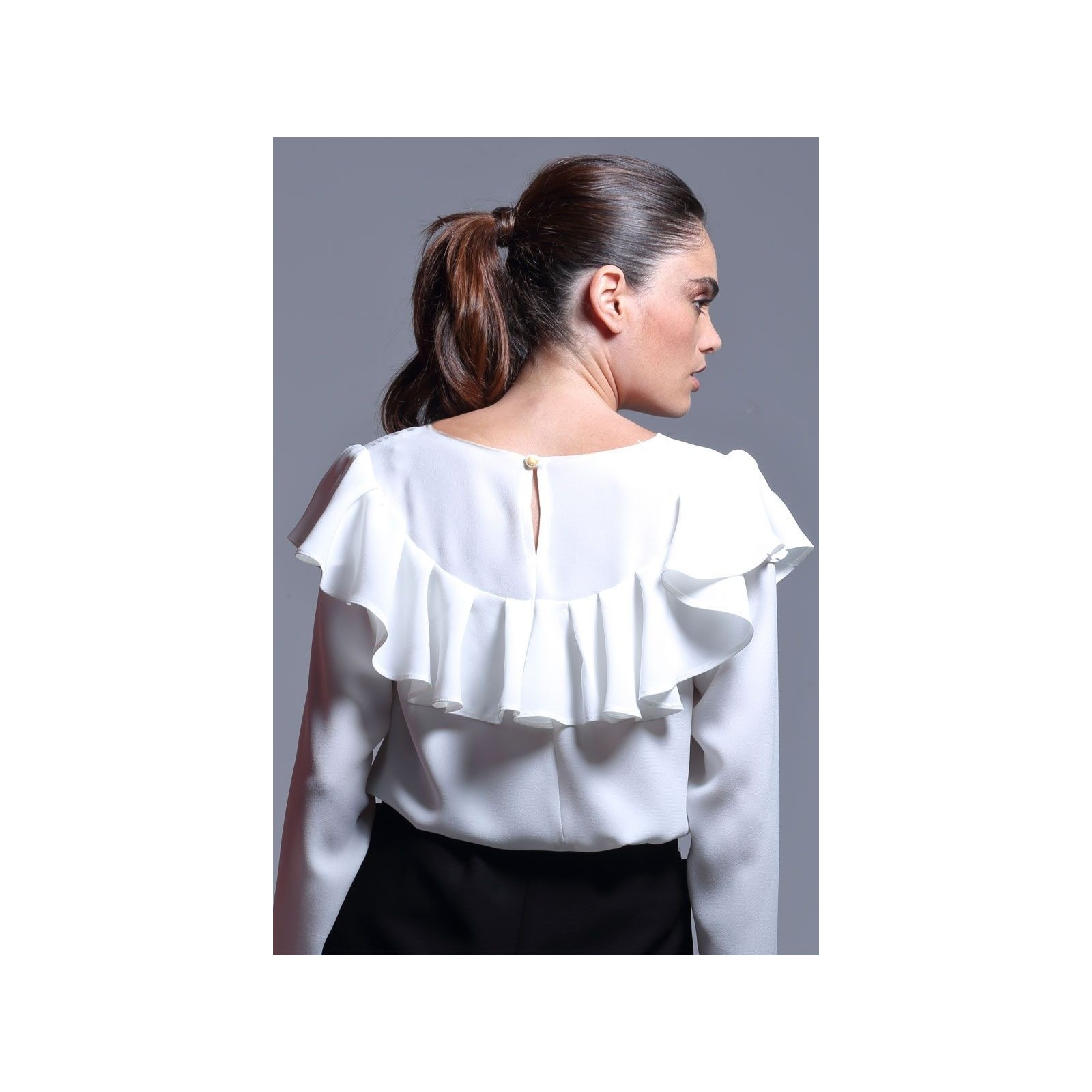 comprar online blusa blanca de vestir con volante para fiesta