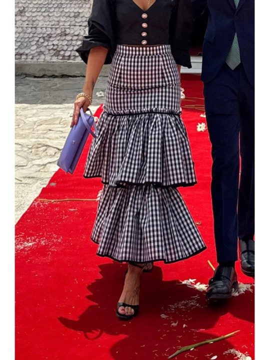 Falda midi cuadro vichy volantes blanco y negro