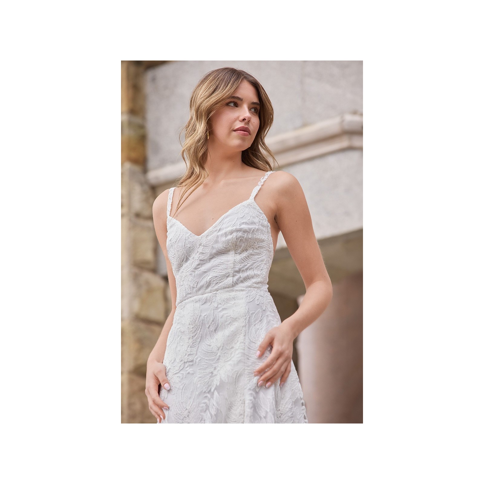 Vestido escote V estilo lencero tul bordado