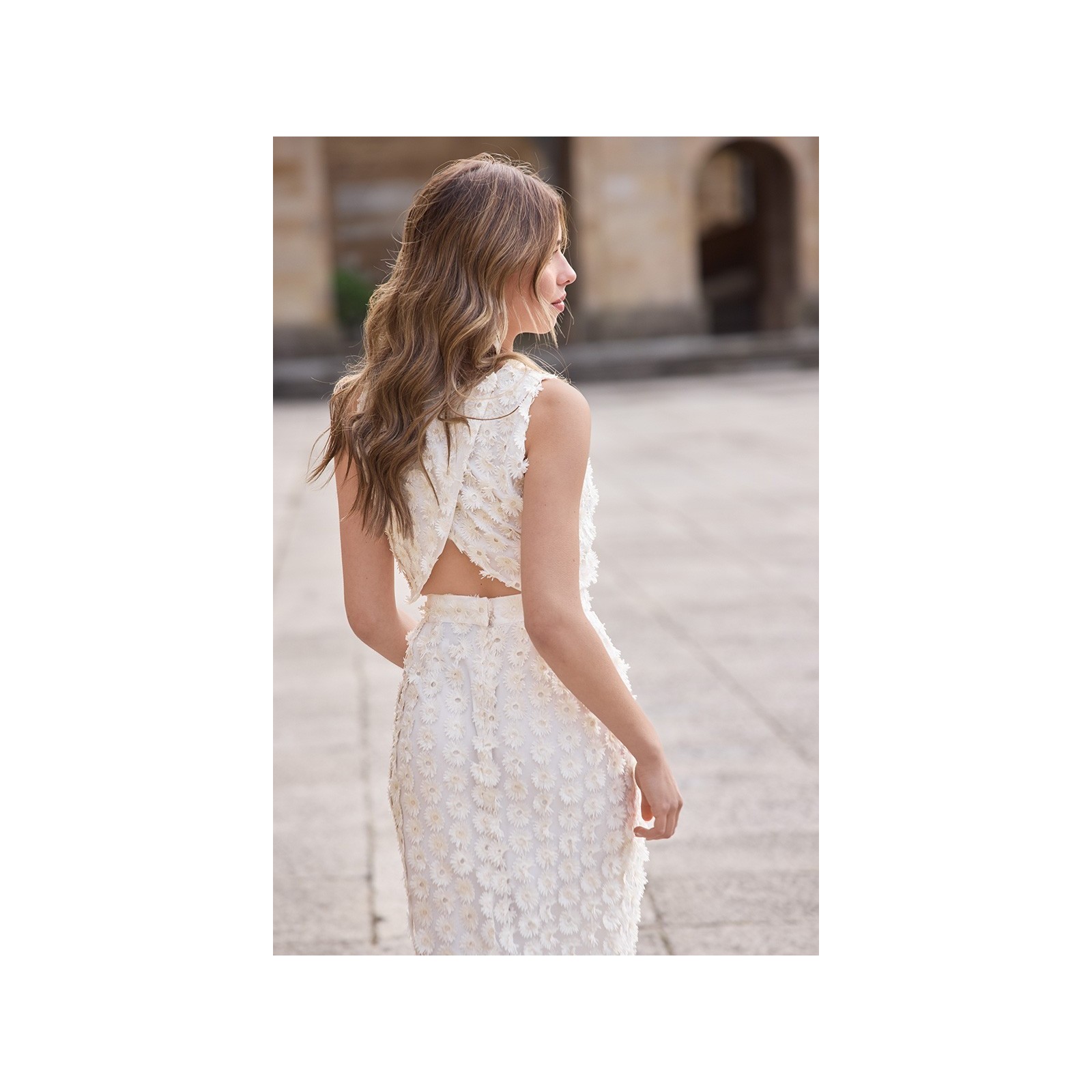 conjunto top espalda cruzada y falda midi recta de tul blanco
