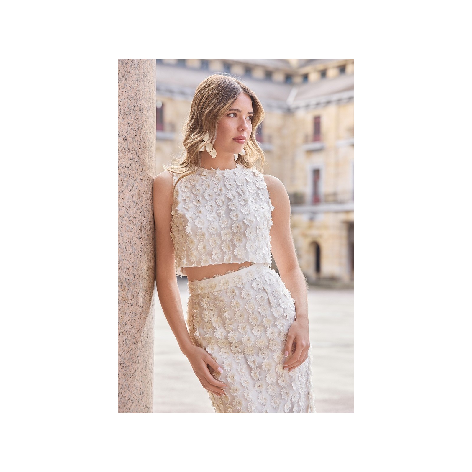 conjunto top espalda cruzada y falda midi recta de tul blanco