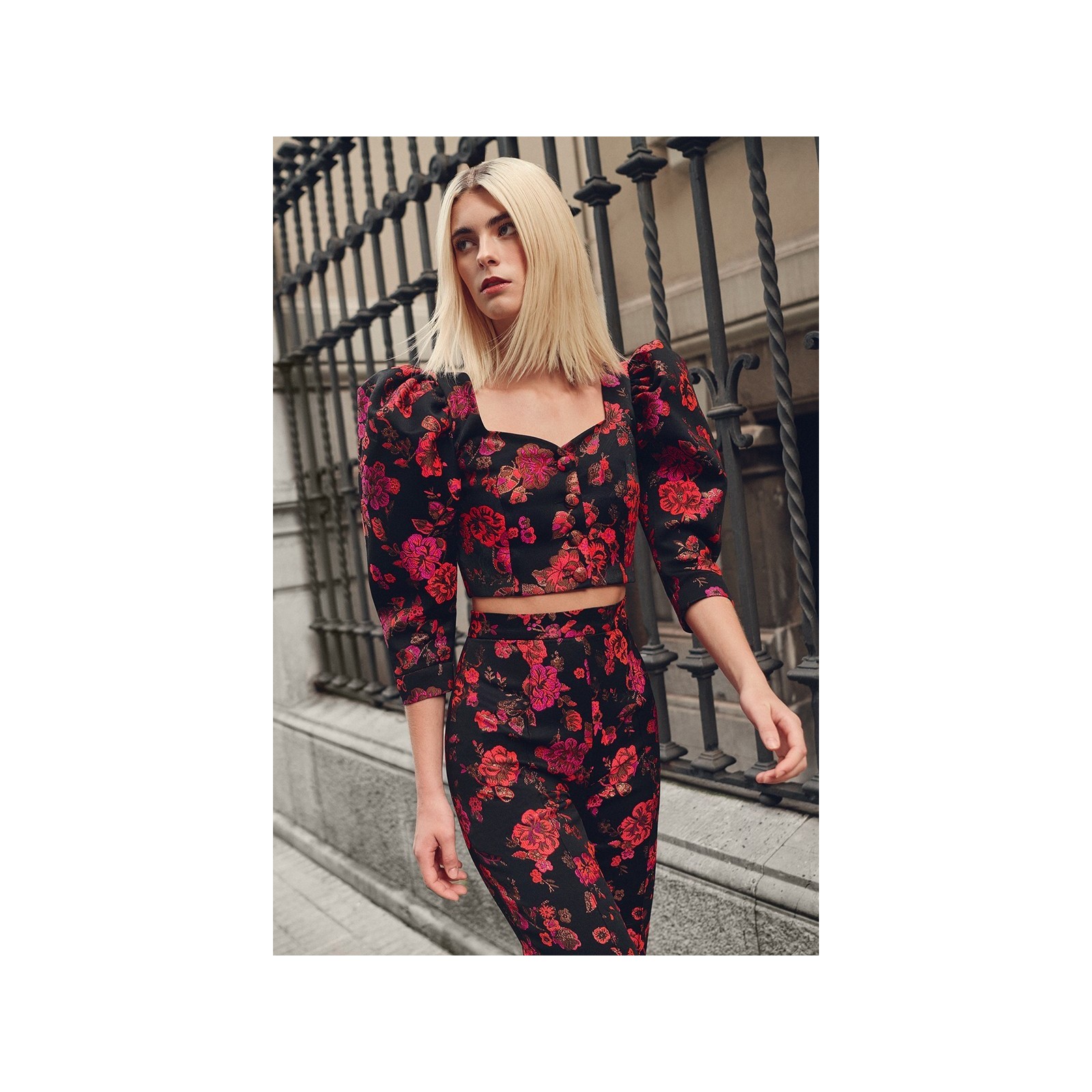 Top joya brocado negro con flores escote corazon invitada