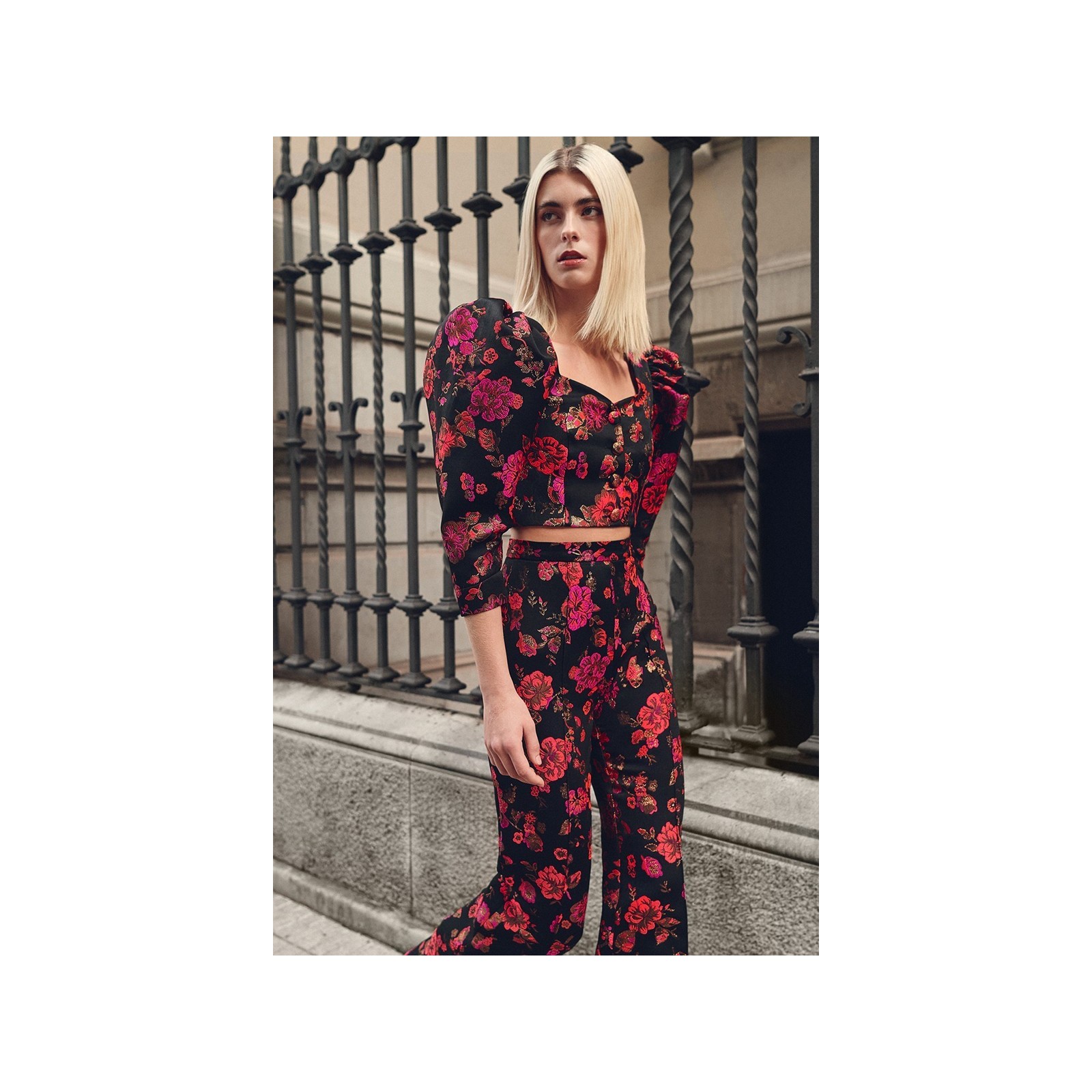 Top joya brocado negro con flores escote corazon invitada