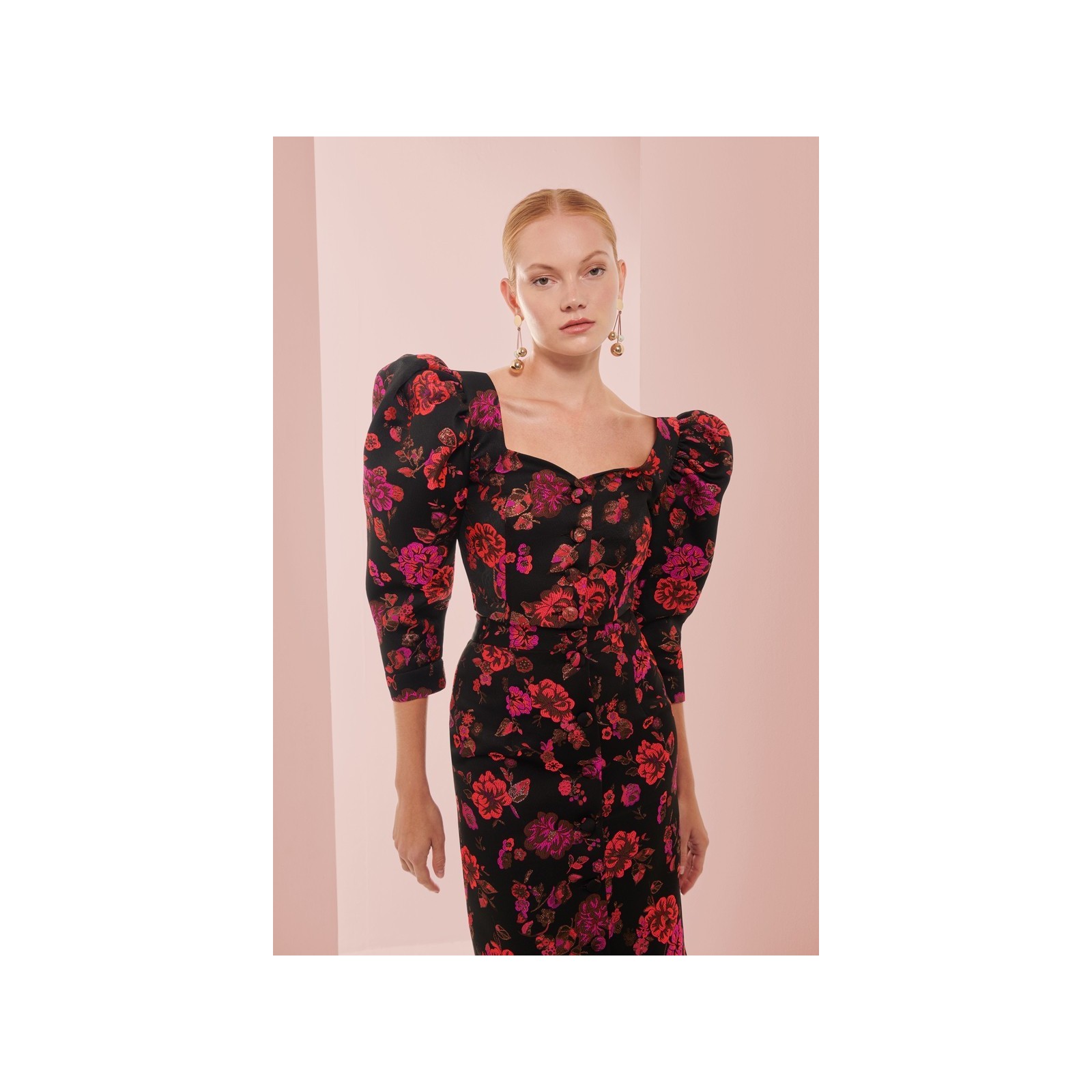 Top joya brocado negro con flores escote corazon invitada