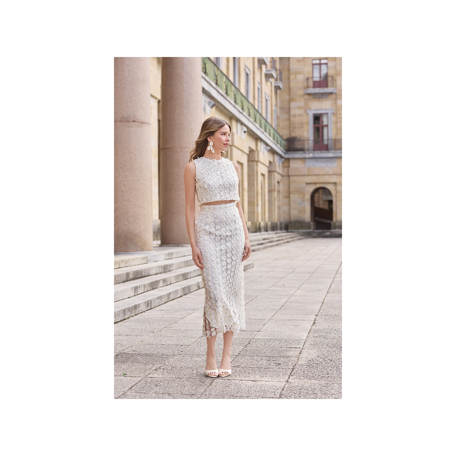conjunto top espalda cruzada y falda midi recta de tul blanco