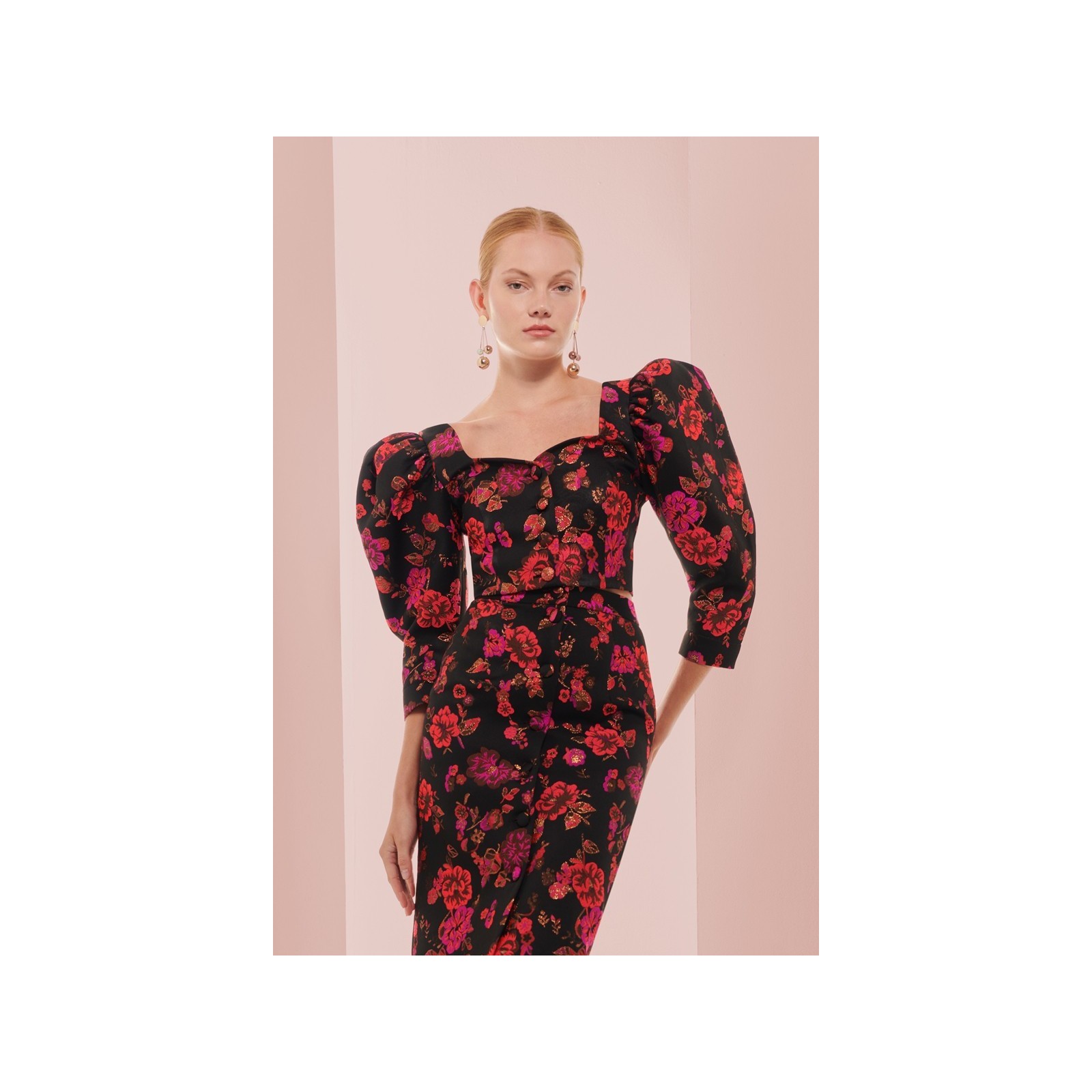 Top joya brocado negro con flores escote corazon invitada