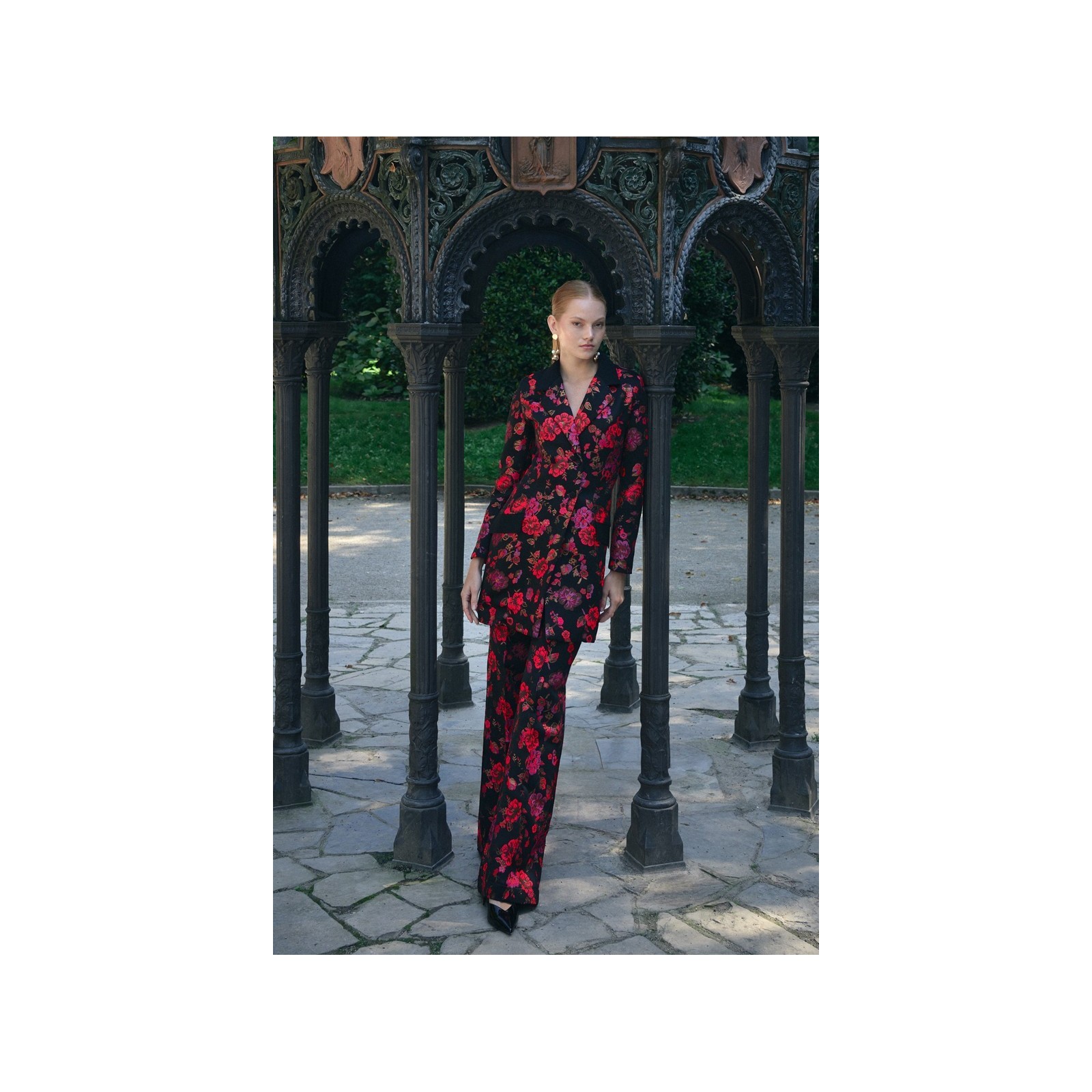 Pantalon palazzo de jacquard brocado negro con flores para invitada