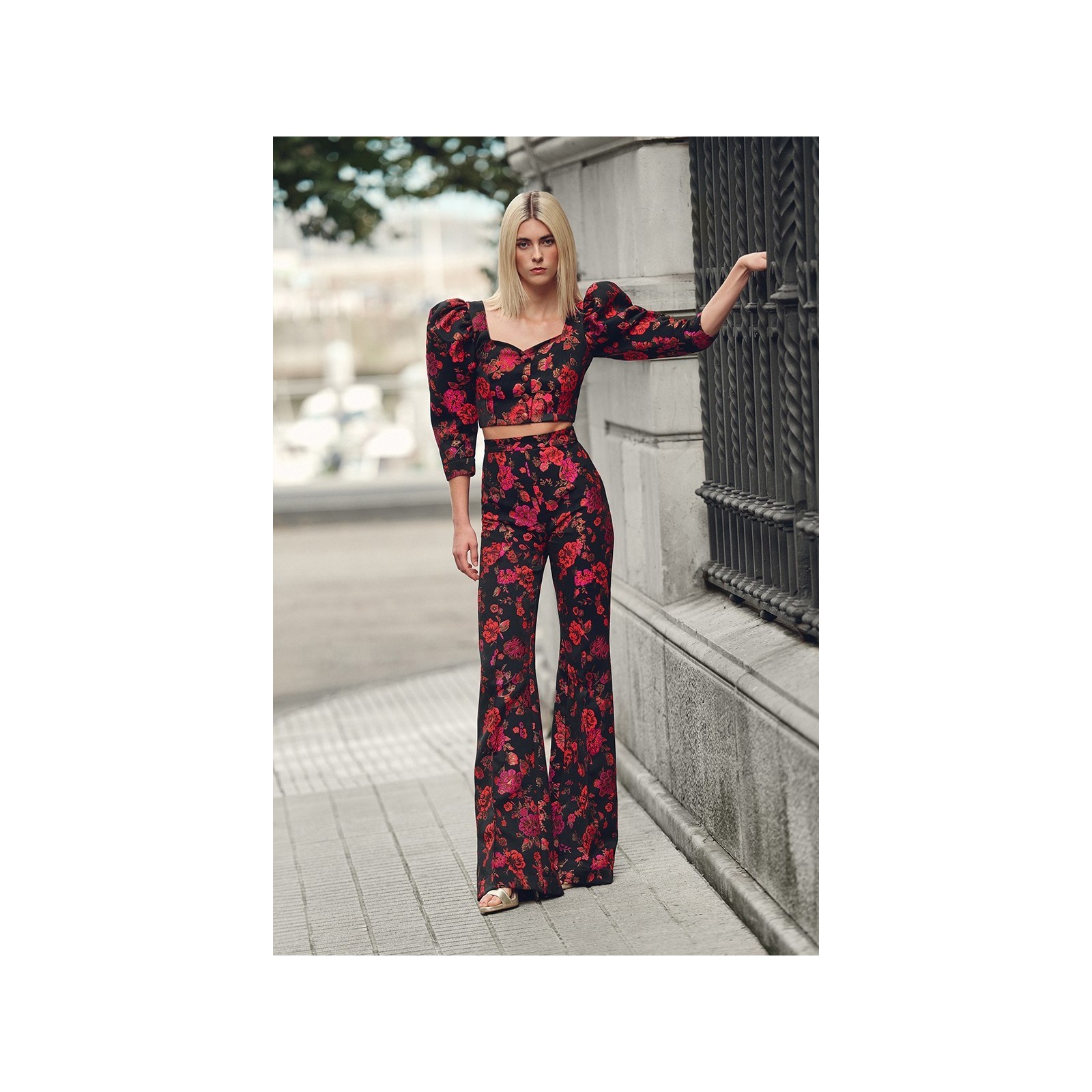 Pantalon palazzo de jacquard brocado negro con flores para invitada