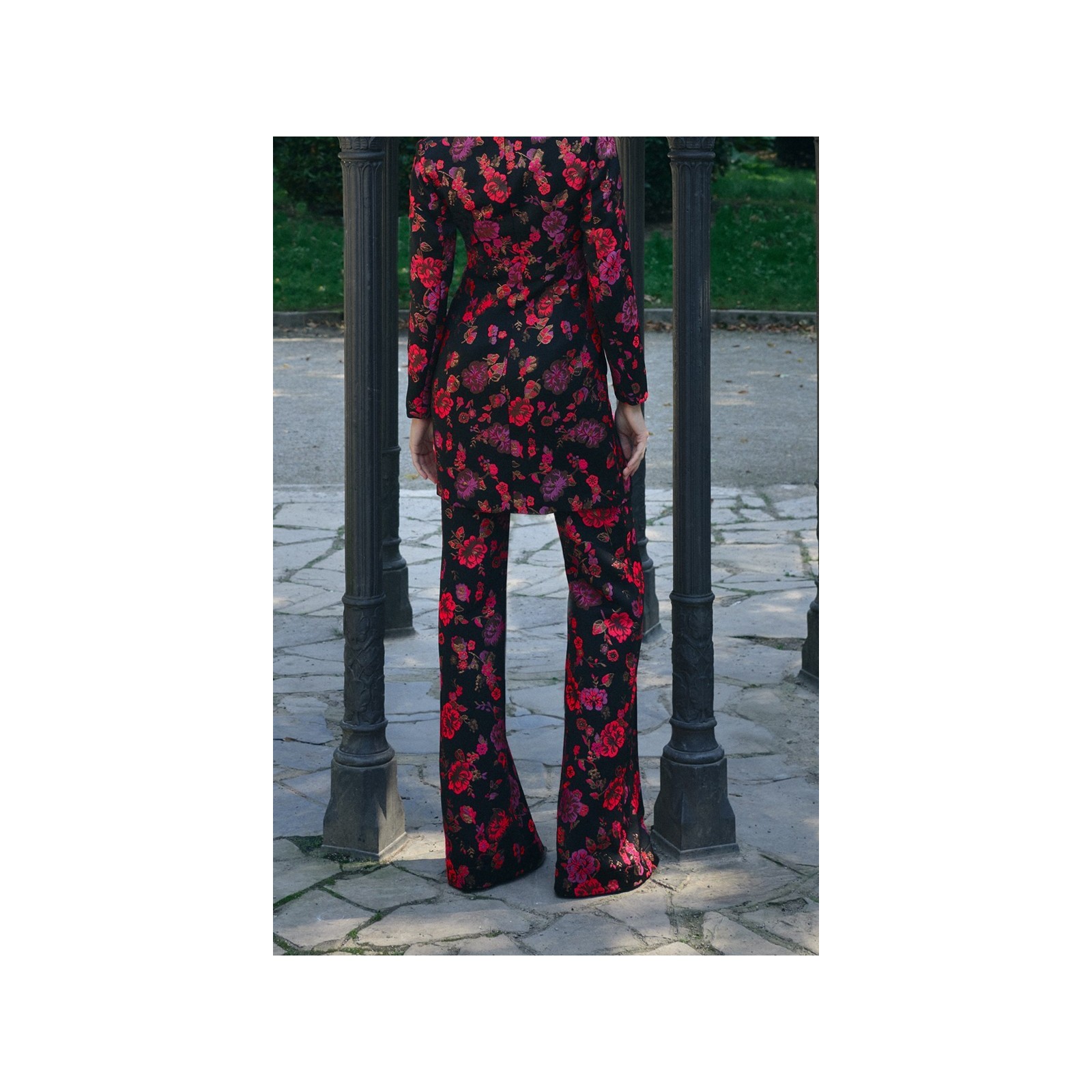 Pantalon palazzo de jacquard brocado negro con flores para invitada