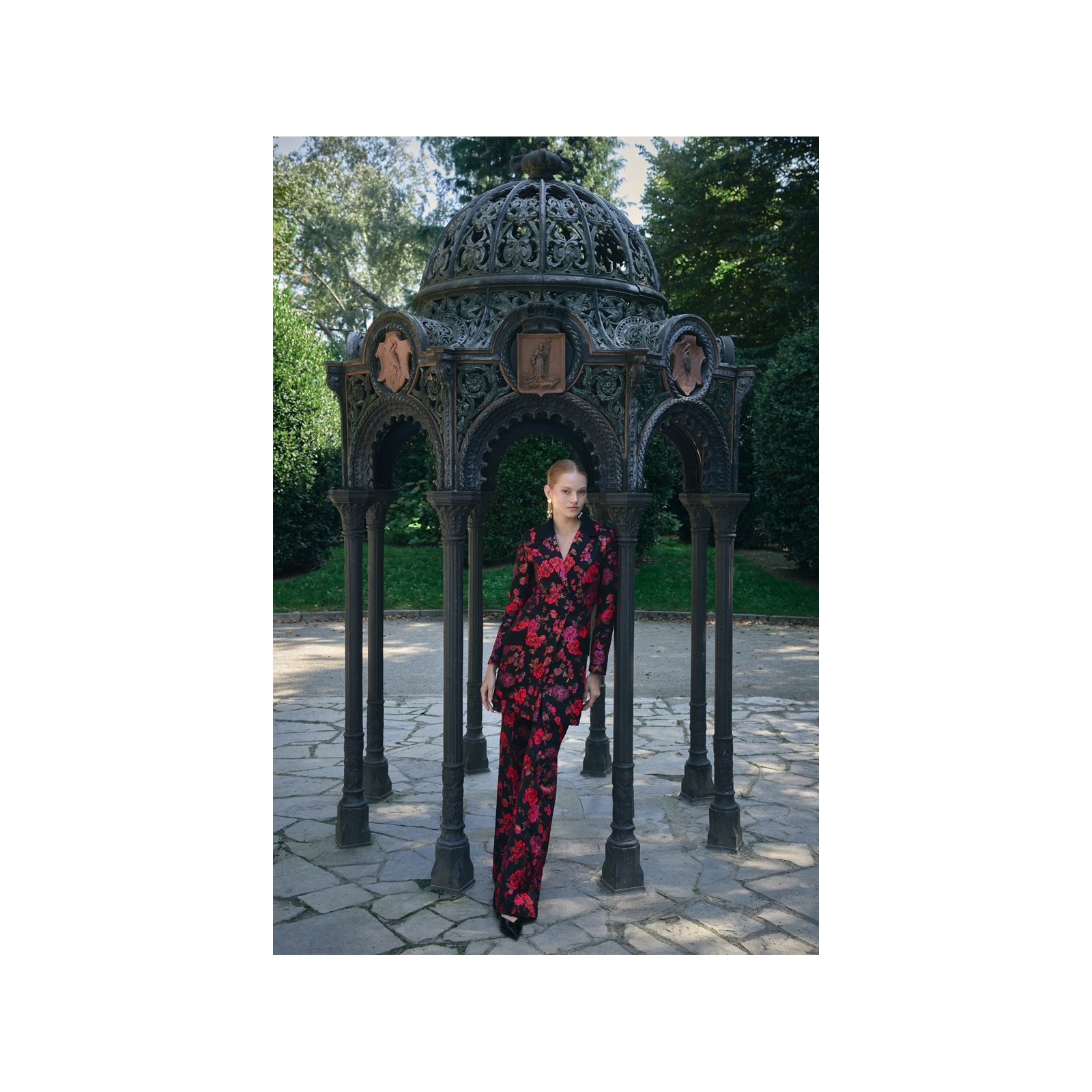 Pantalon palazzo de jacquard brocado negro con flores para invitada