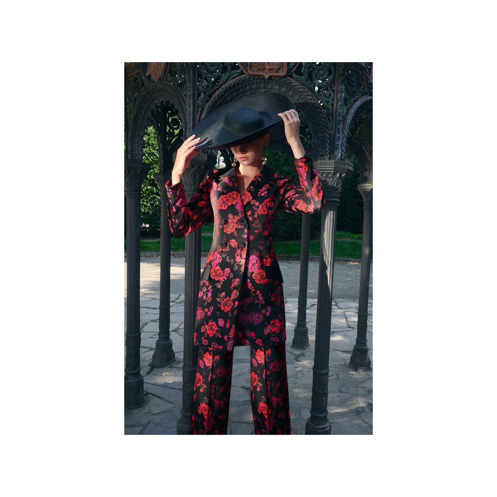 Pantalon palazzo de jacquard brocado negro con flores para invitada