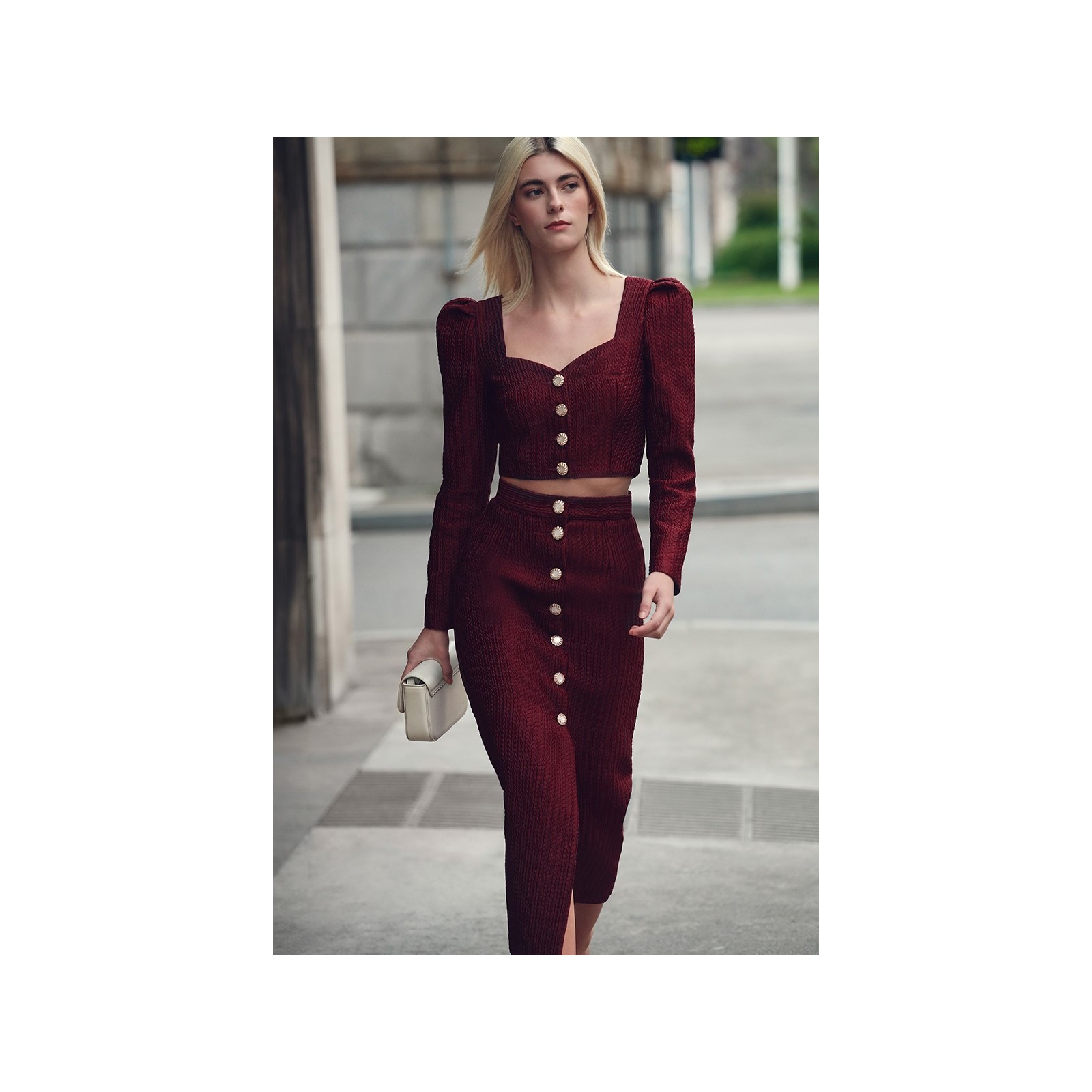 Falda brocada recta granate con botones joya para invitada boda