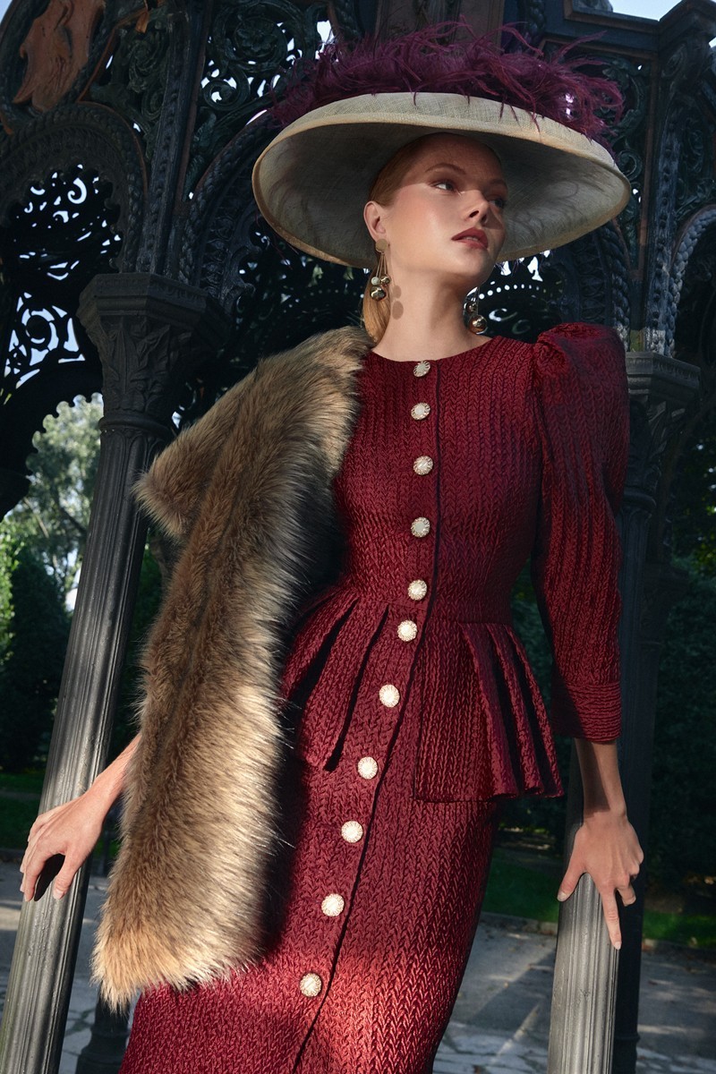 vestido brocado granate con peplum manga abullonada de invitada