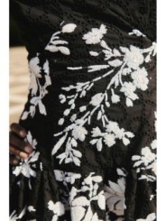 top troquelado negro con lentejuelas blancas y volante