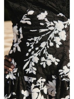 top troquelado negro con lentejuelas blancas y volante