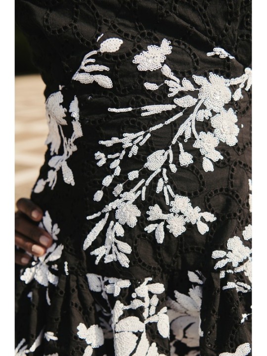 top troquelado negro con lentejuelas blancas y volante