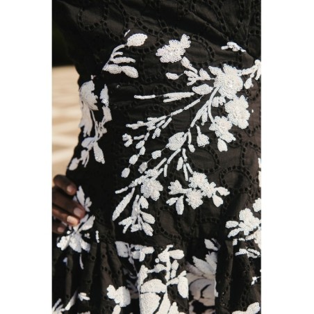 top troquelado negro con lentejuelas blancas y volante