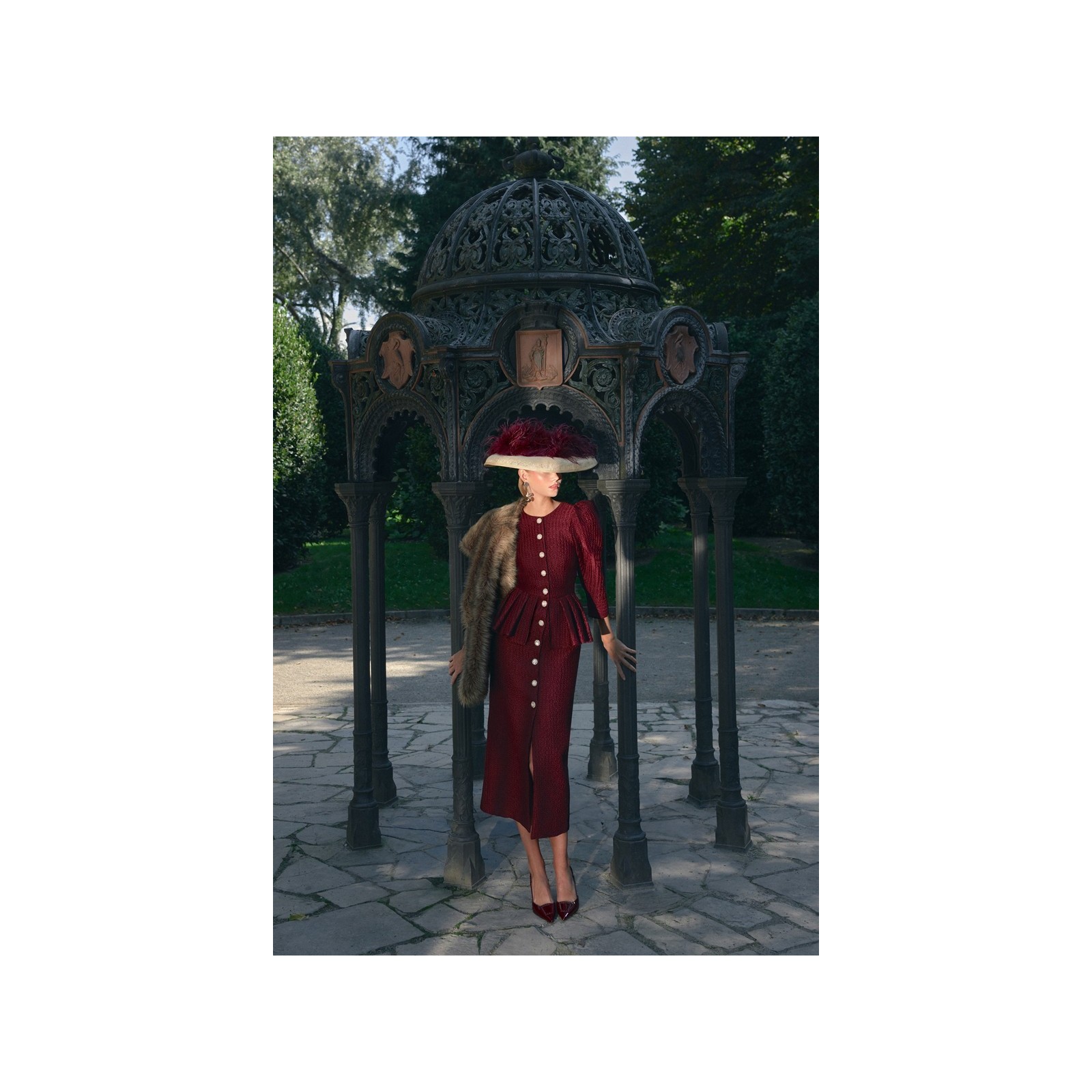 vestido brocado granate con peplum manga abullonada de invitada