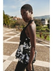 top troquelado negro con lentejuelas blancas y volante