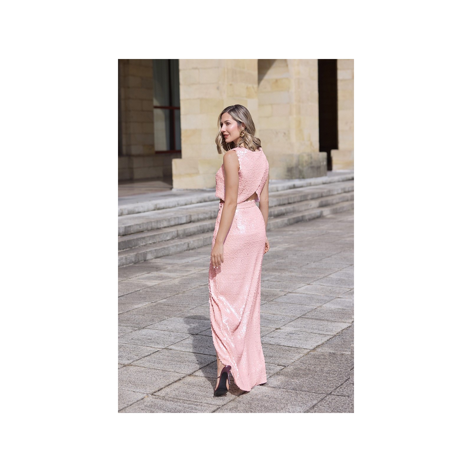 top cruzado de lentejuelas para invitada