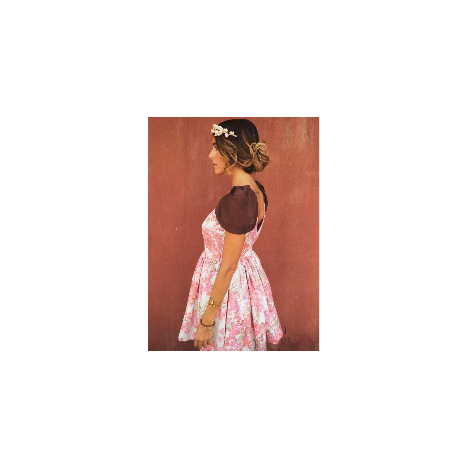 vestido fiesta  de flores corto de vuelo con alas y escote en la