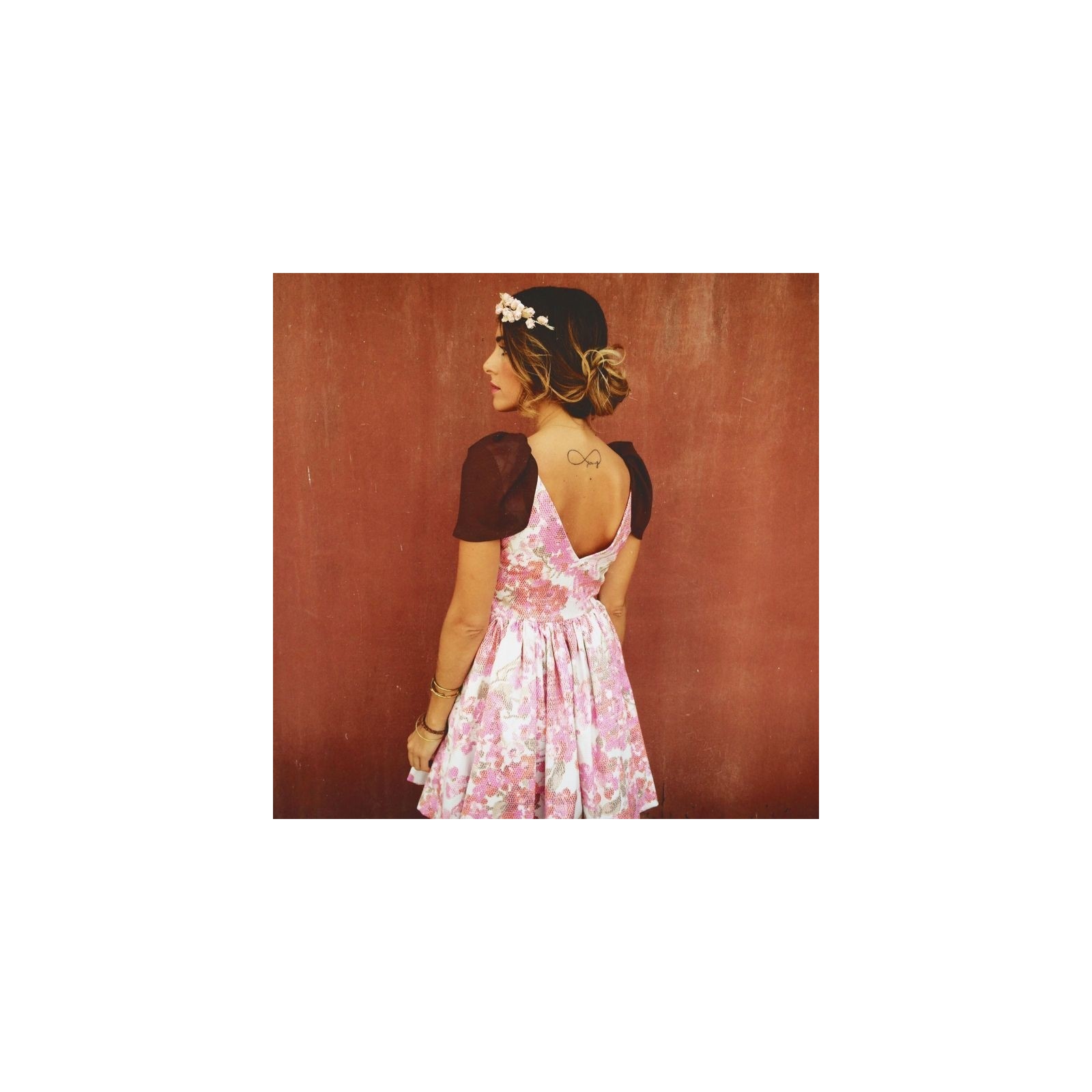 vestido fiesta  de flores corto de vuelo con alas y escote en la