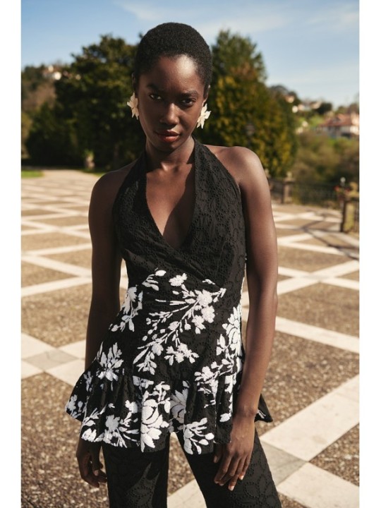 top troquelado negro con lentejuelas blancas y volante
