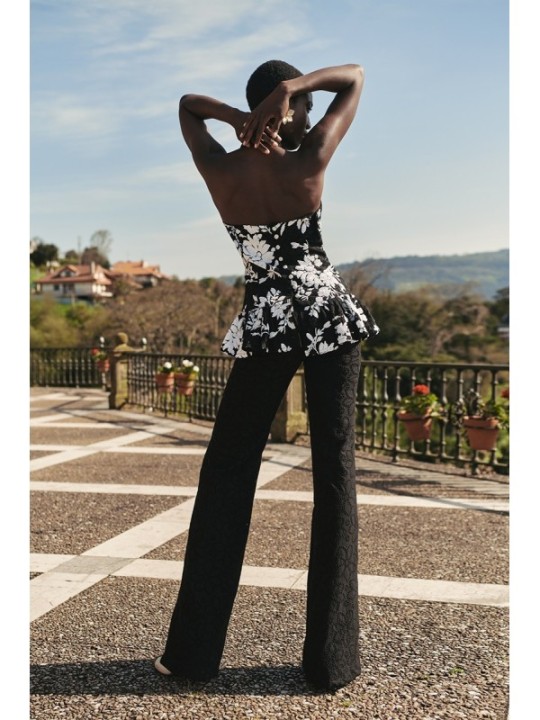 top troquelado negro con lentejuelas blancas y volante