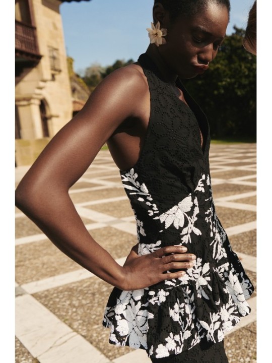 top troquelado negro con lentejuelas blancas y volante