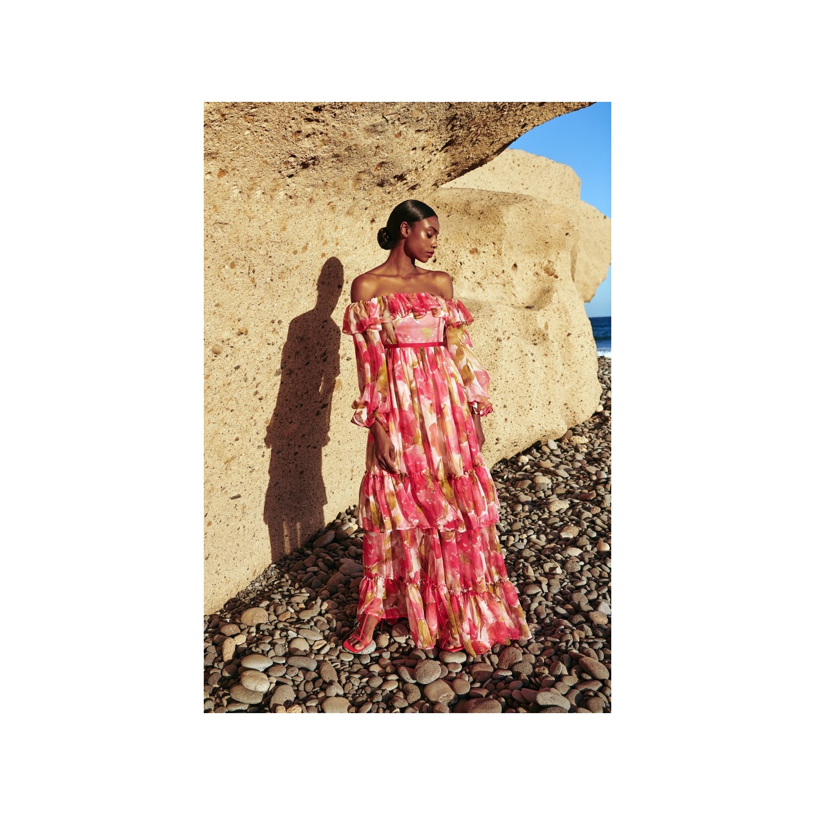 Vestido largo en gasa estampada de flores rojas con escote bardot