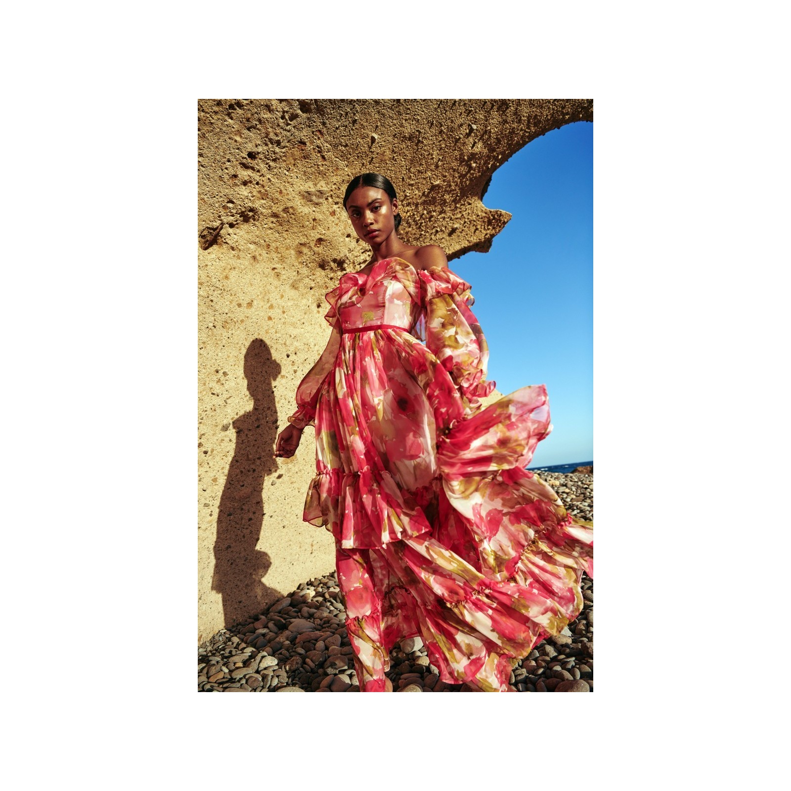 Vestido largo en gasa estampada de flores rojas con escote bardot